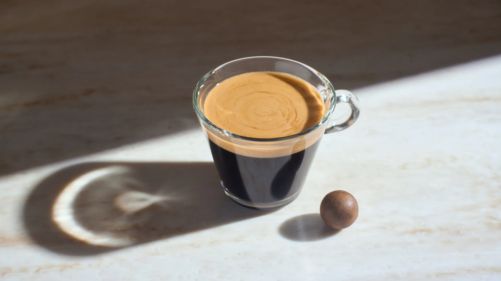 Tasse Kaffee mit einem CoffeeB Coffee Ball