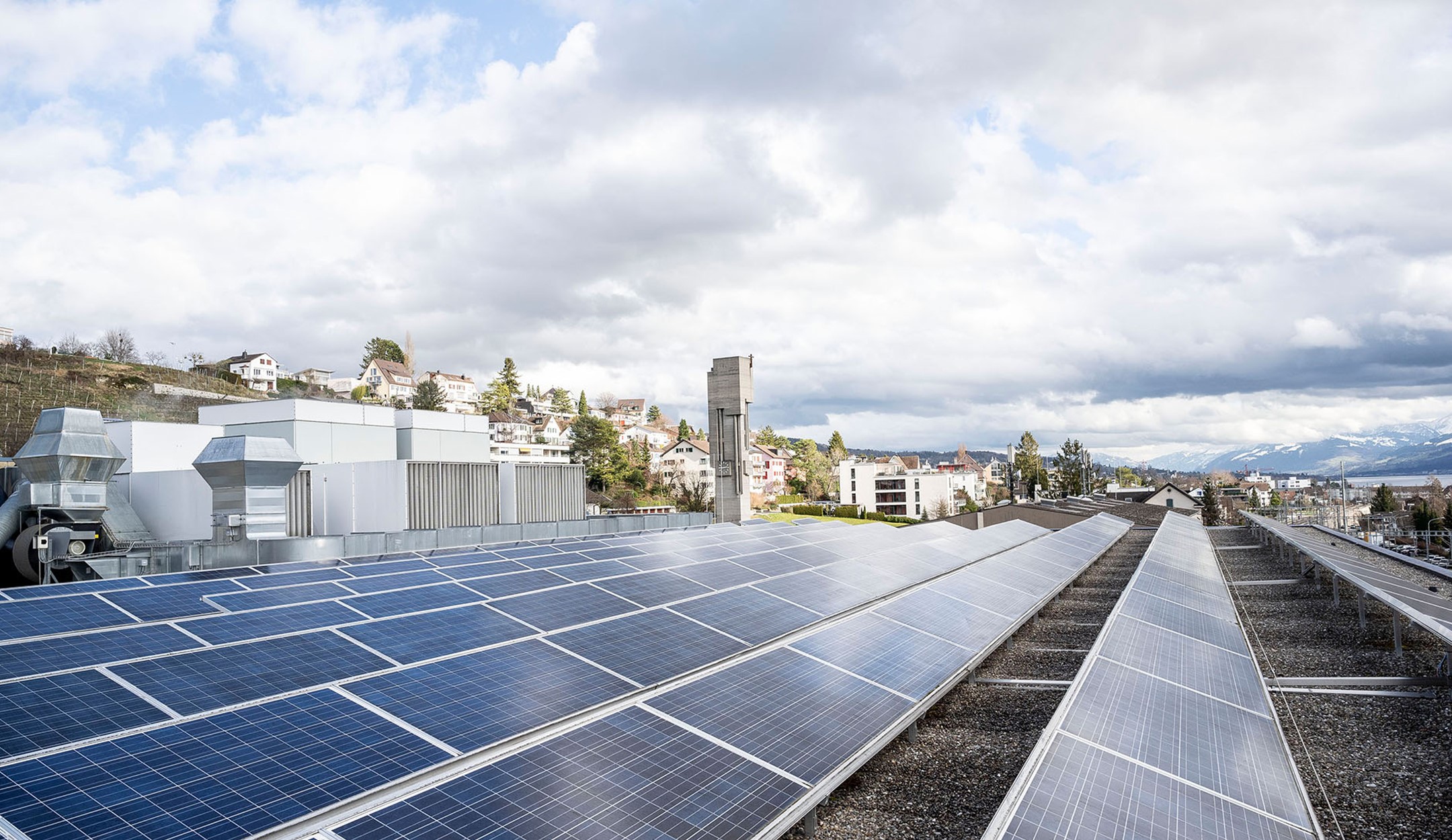 Solaranlagen auf dem Dach einer Migros-Filiale.