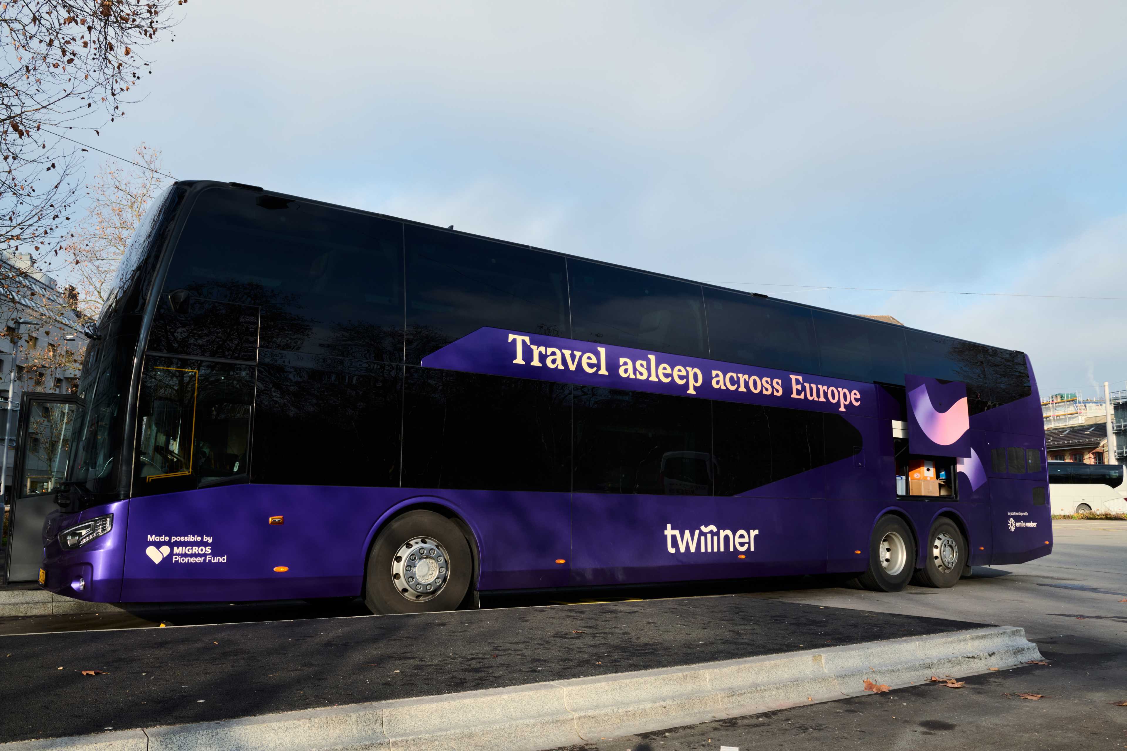 Il pullman Twiliner color viola scuro sul parcheggio dei bus vicino alla stazione centrale di Zurigo.