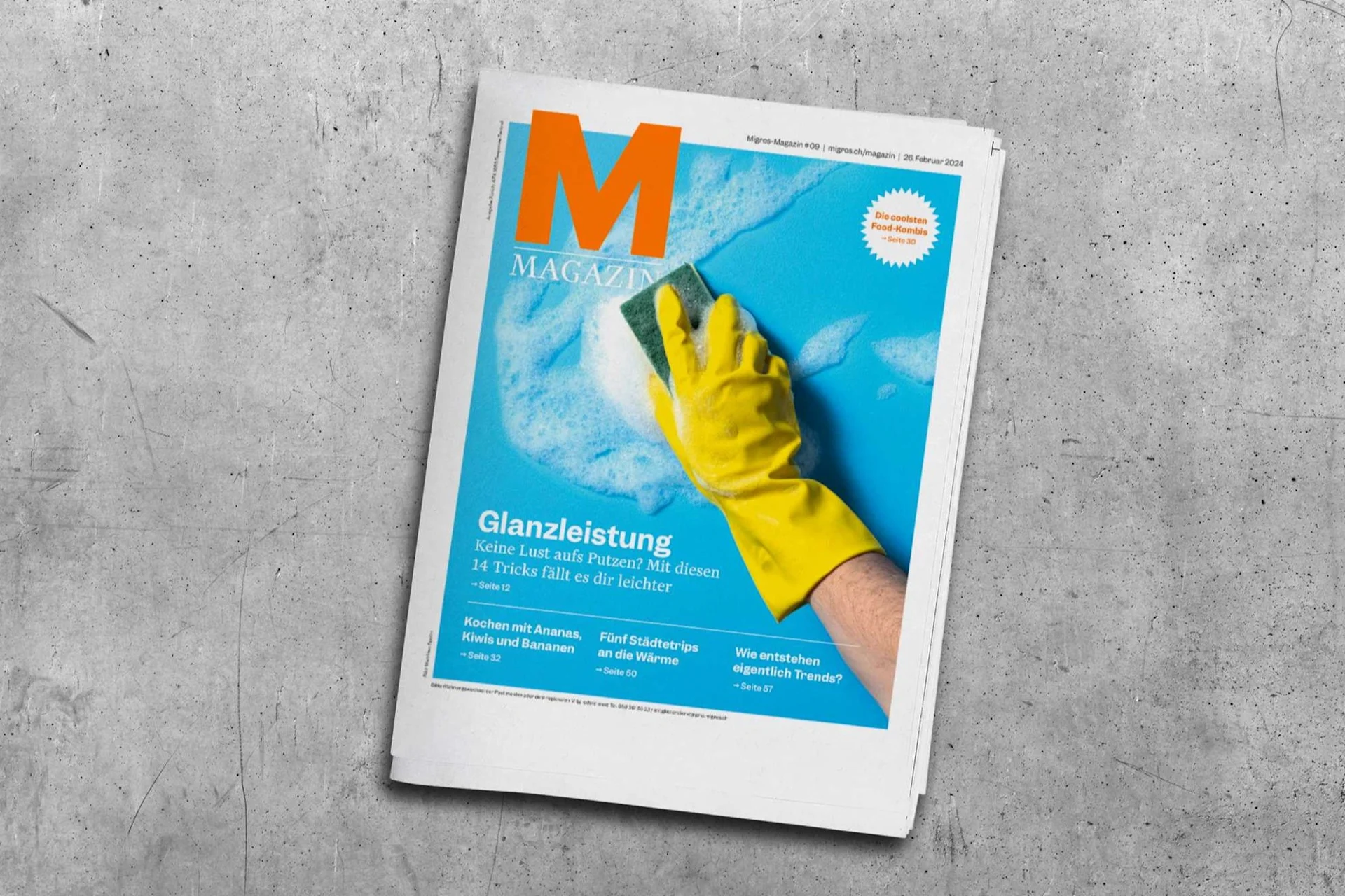 Eine Ausgabe vom Migros Magazin auf einem grauen Tisch.