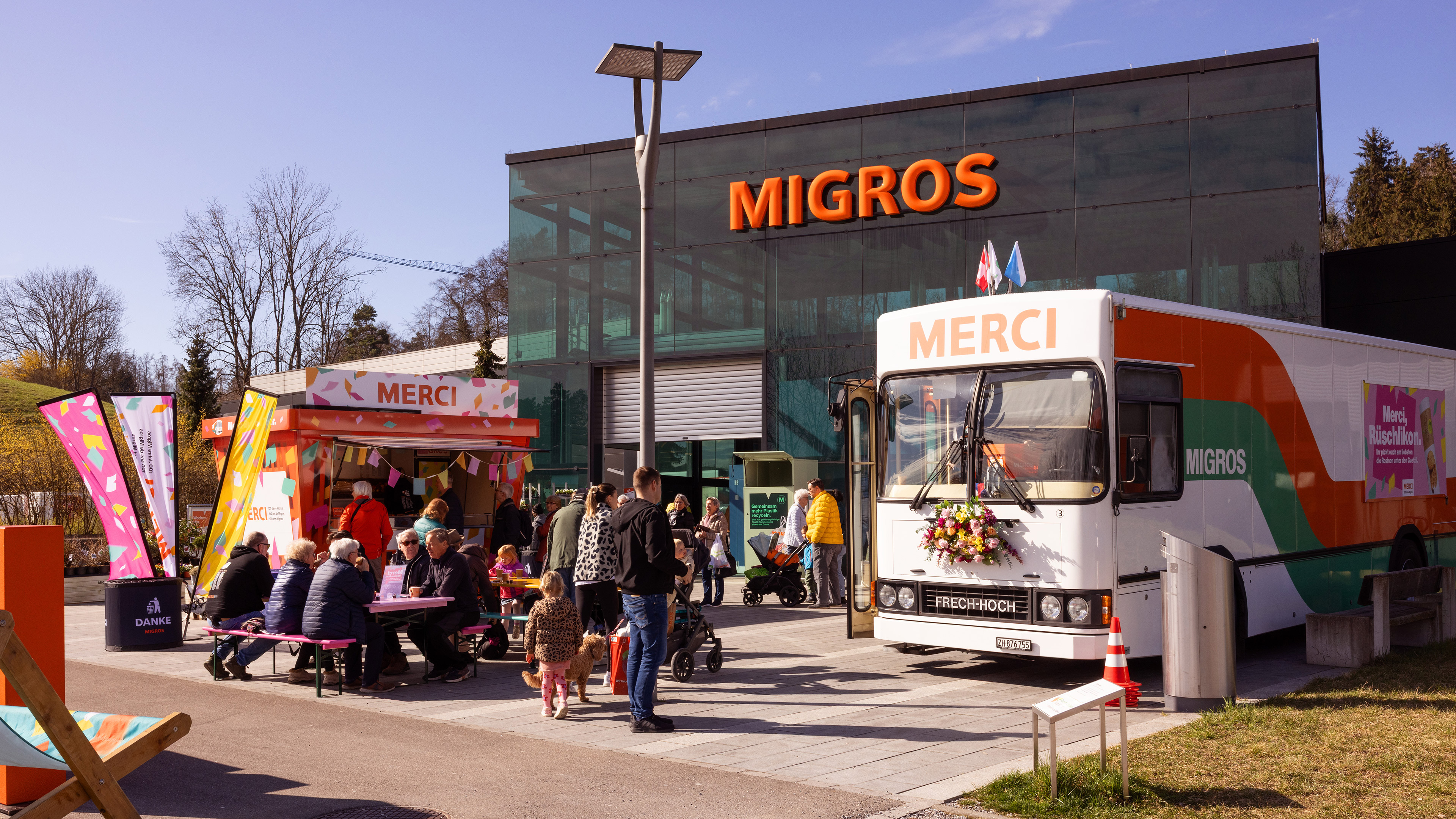 Le bus-magasin Migros d’époque a fait sa tournée dans une centaine de localités et a enthousiasmé toutes les générations.