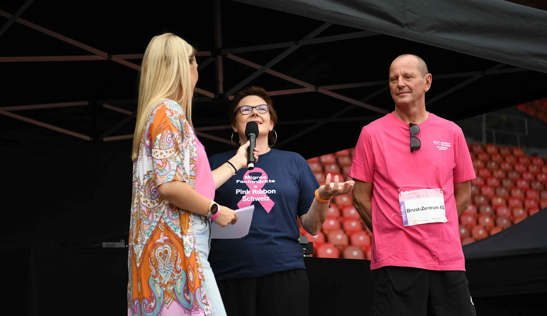 Bea Kutter on stage in an interview with Linda Fäh and Dr. Tausch