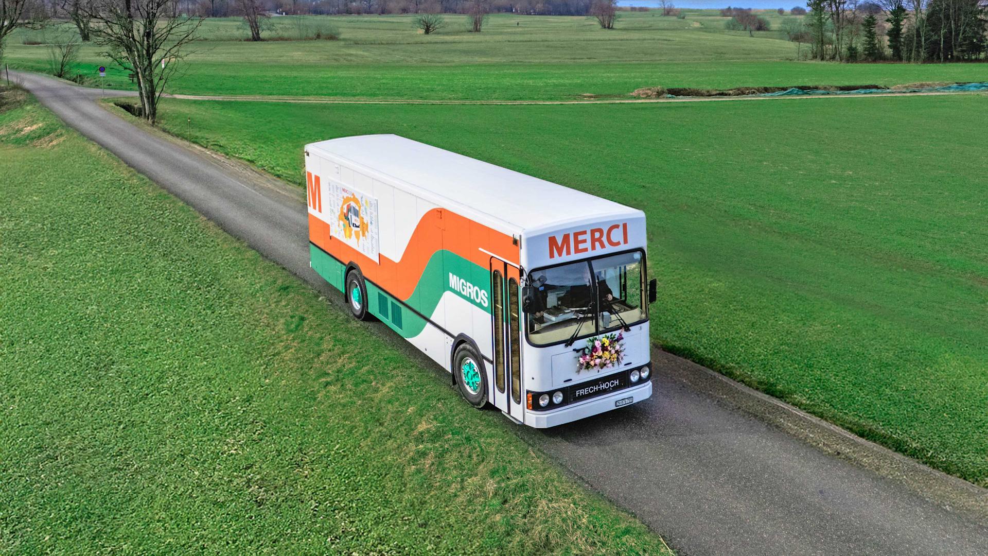 Der Migros-Bus im Migros-Jubiläums Merci-Branding