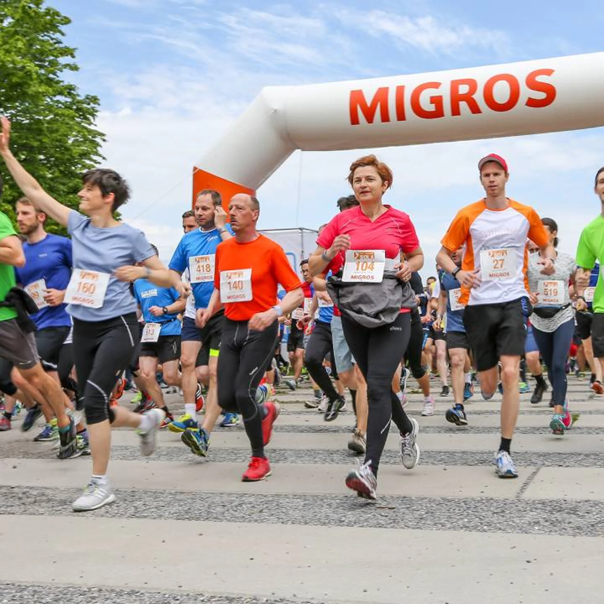 Des coureurs peu après le départ d'une course populaire sponsorisée par Migros