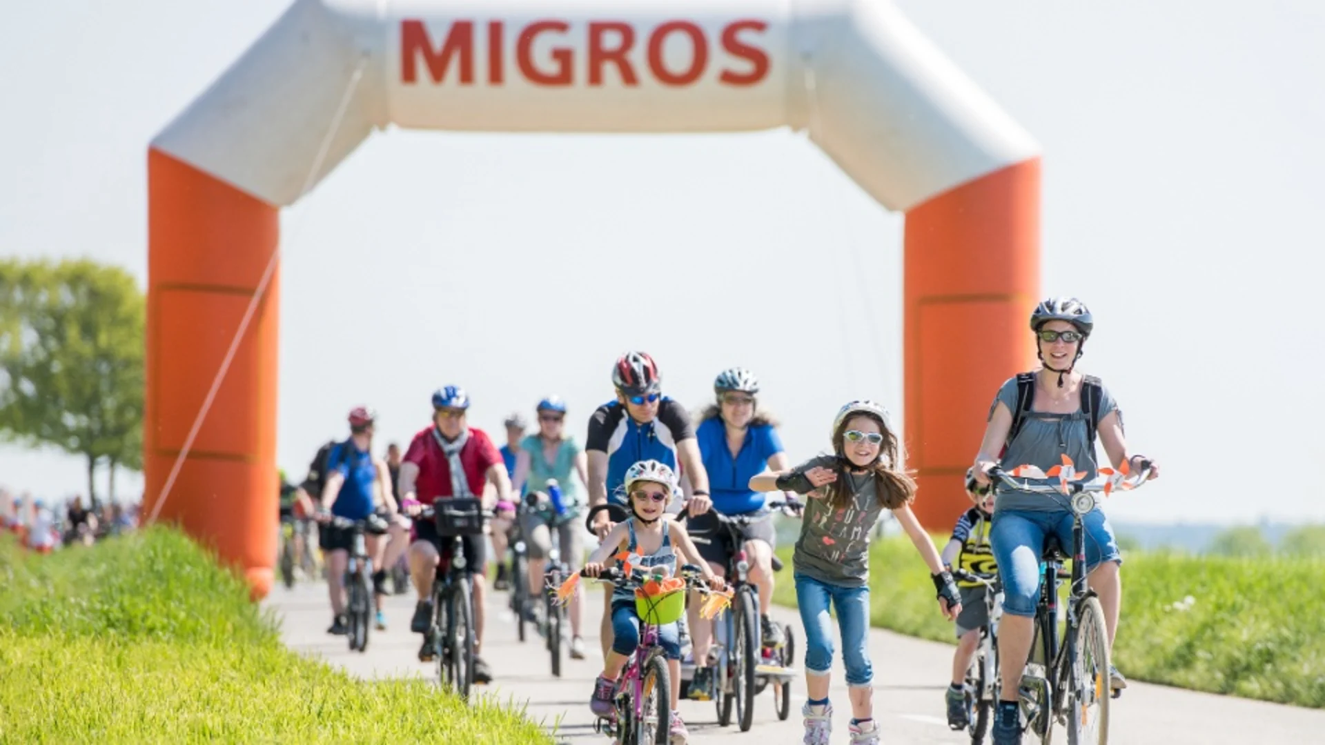 Bild von Velofahrerinnen welche durch ein Zieltor fahren.