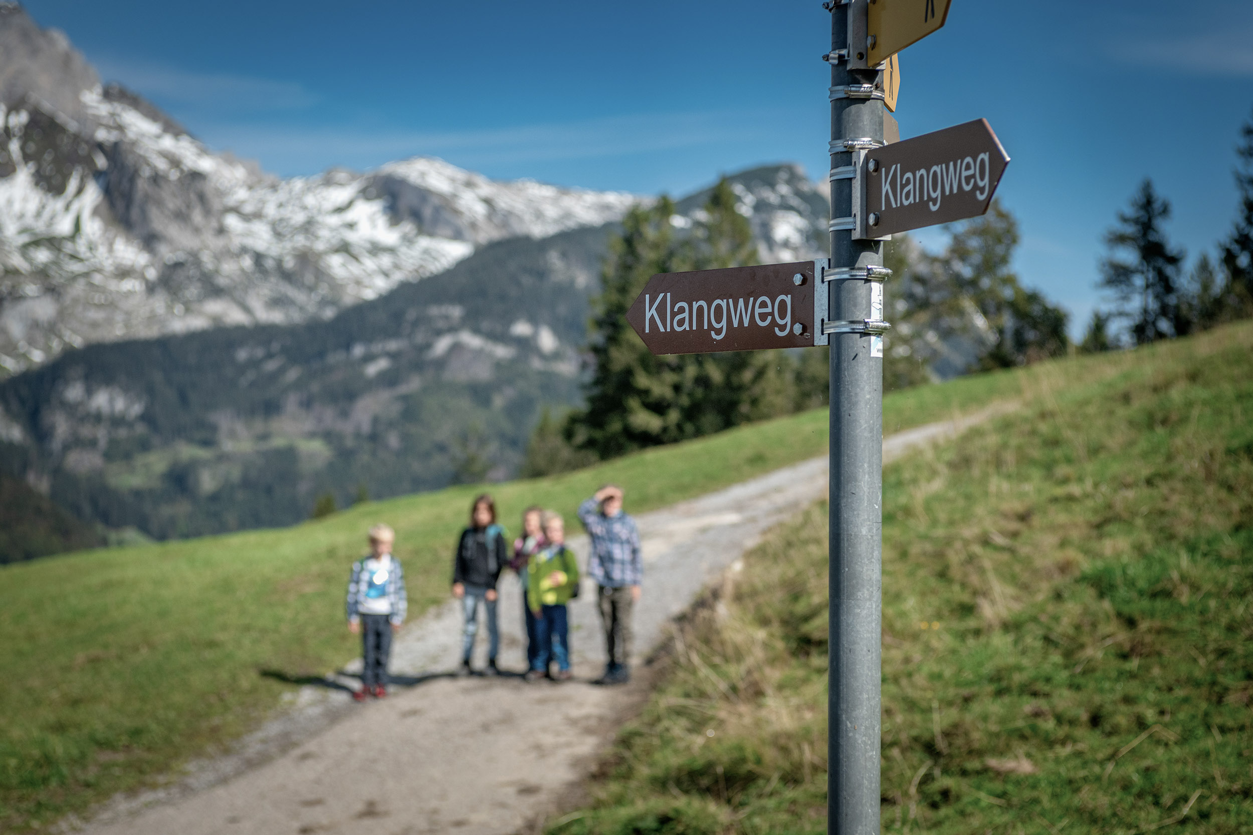 Eine Gruppe Kinder auf den Klangweg im Toggenburg