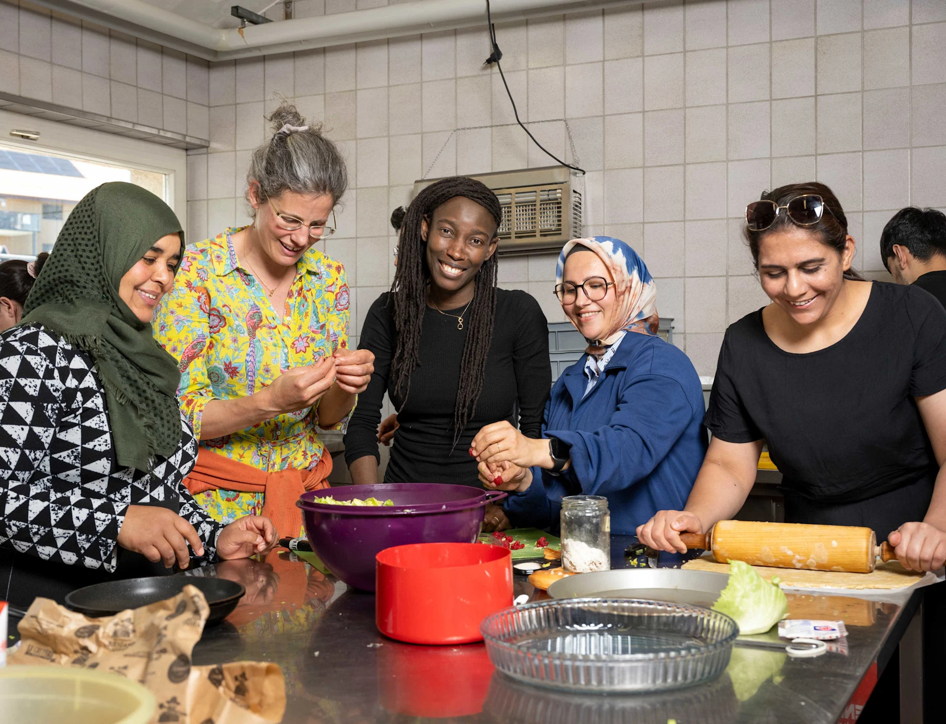 Mireille Keita-Gilgien dans la cuisine avec d'autres femmes.