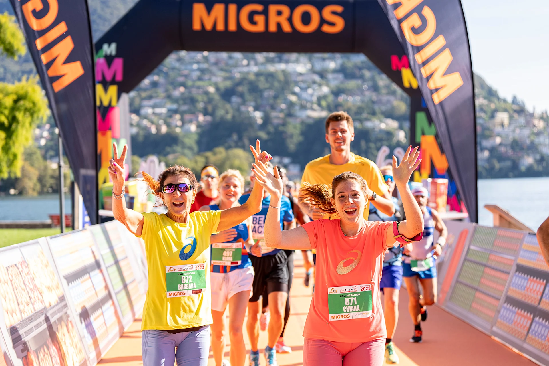 Läuferinnen und Läufer jubeln beim Zieldurchlauf an einem Volkslauf