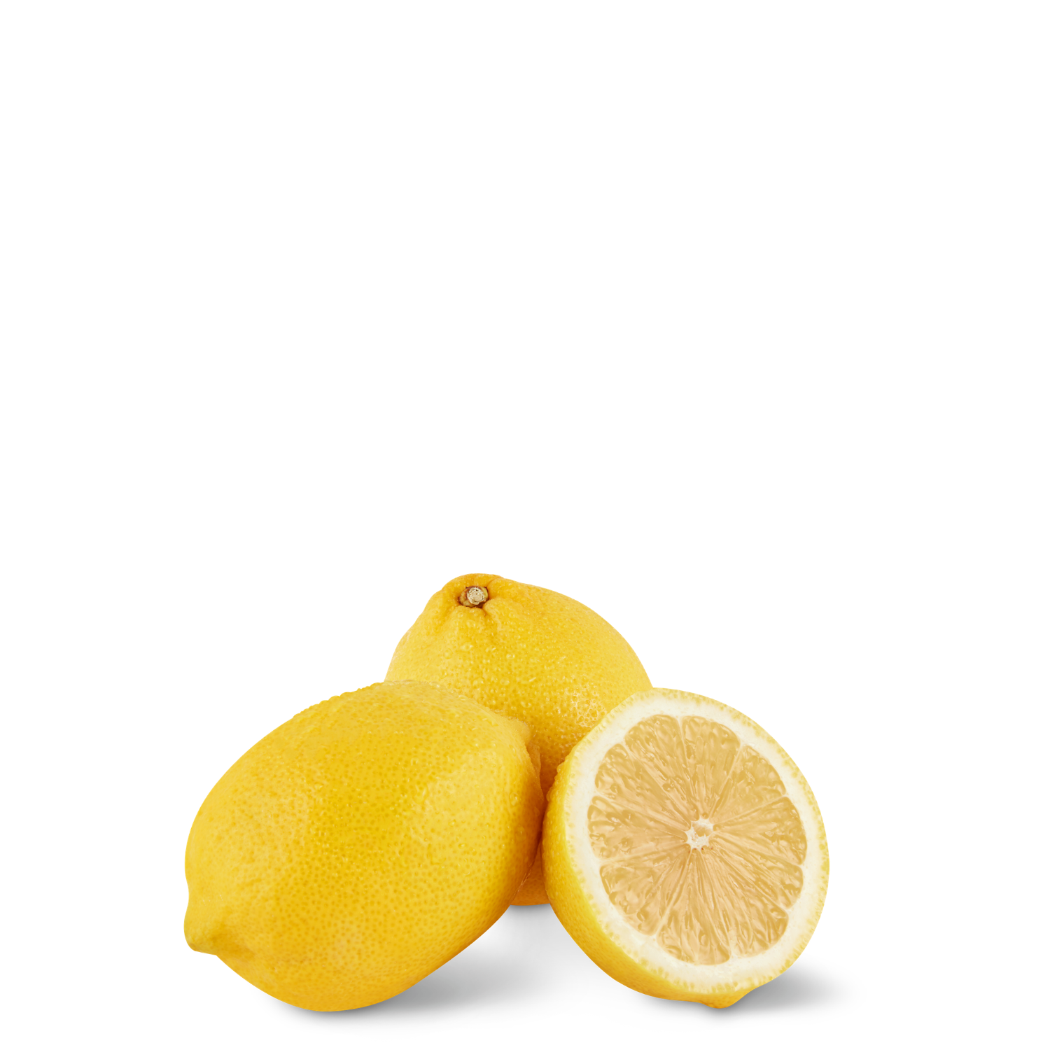Trois citrons jaunes sur fond blanc, dont un coupé en deux avec la chair apparente.