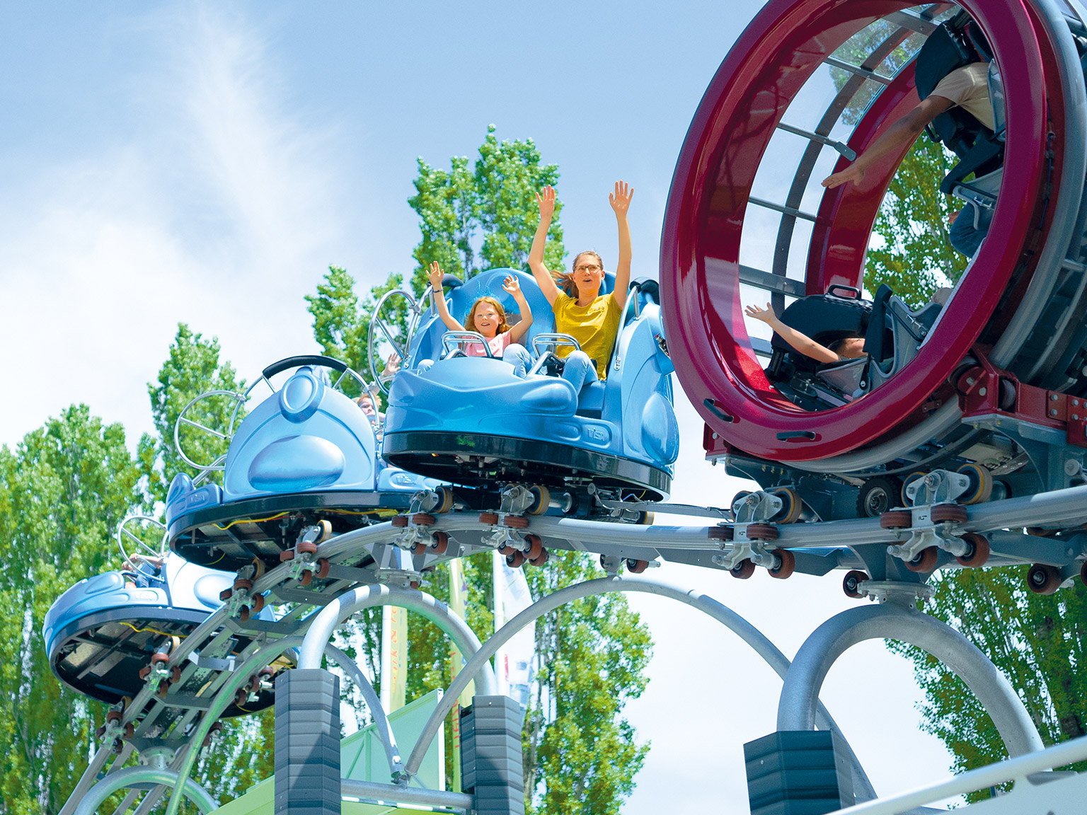  Englisch A woman and a girl on the GraviTrax marble run at Ravensburger Spieleland.