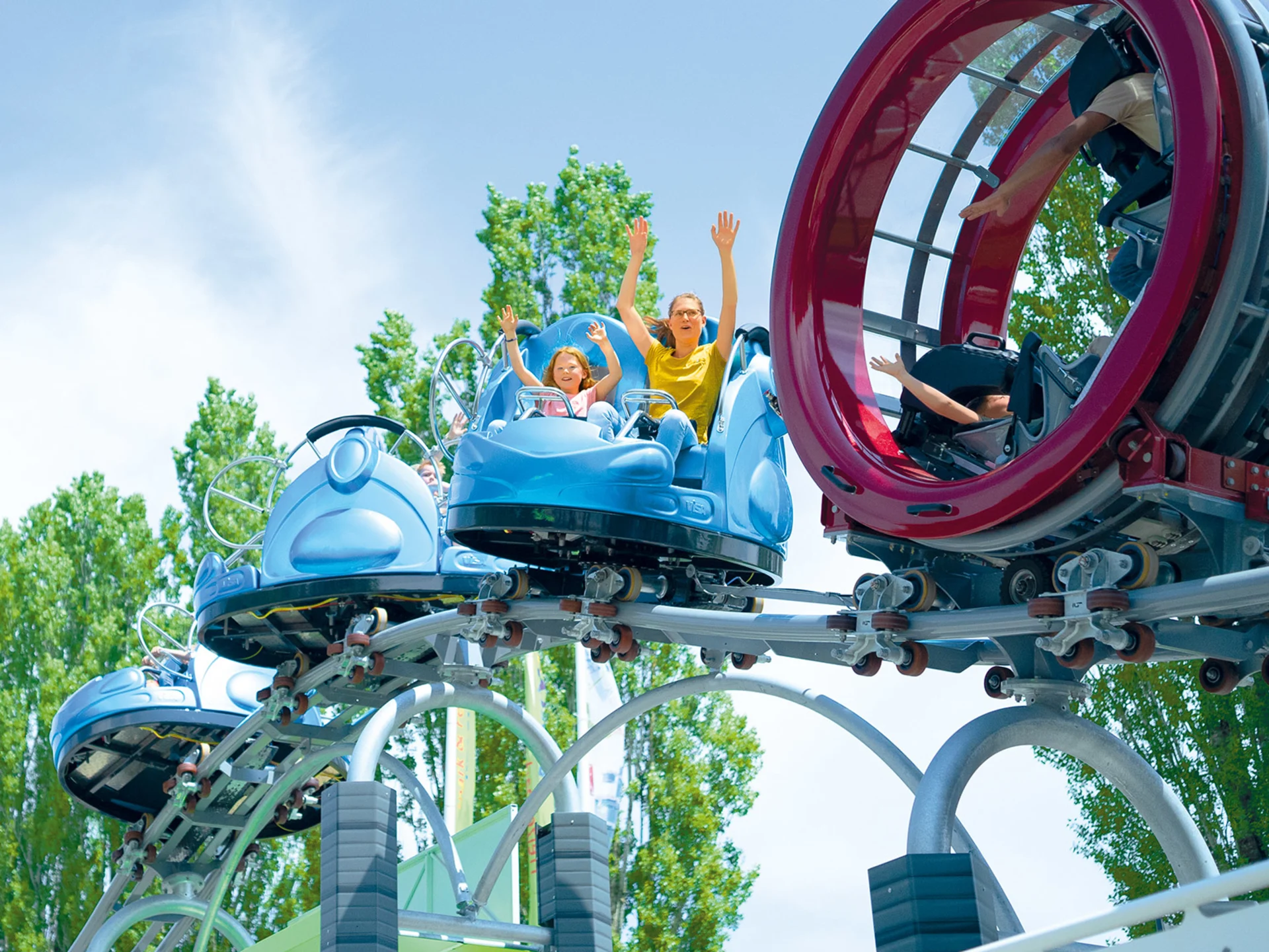 Englisch A woman and a girl on the GraviTrax marble run at Ravensburger Spieleland.