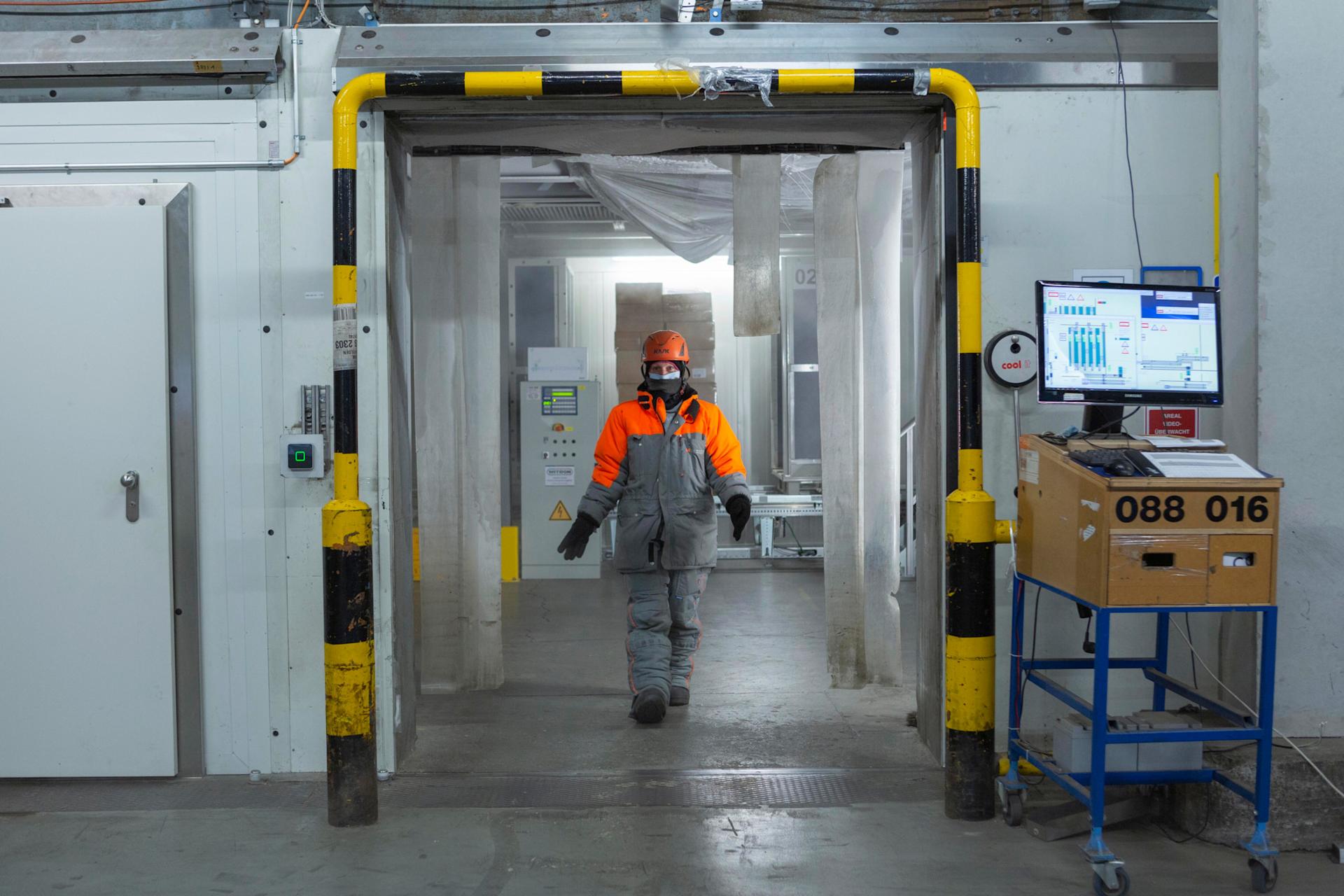 Daniela, tecnica di magazzino, durante un giro di ispezione nel magazzino frigorifero Migros al Centro di distribuzione di Neuendorf SA.