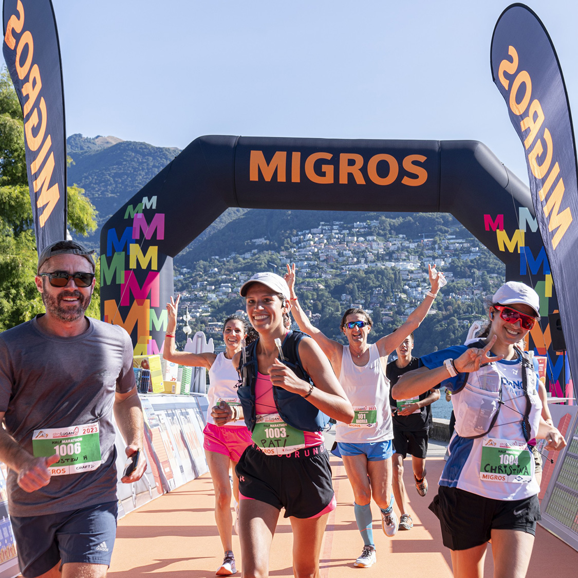 Läuferinnen und Läufer jubeln im Zieleinlauf eines Migros Events