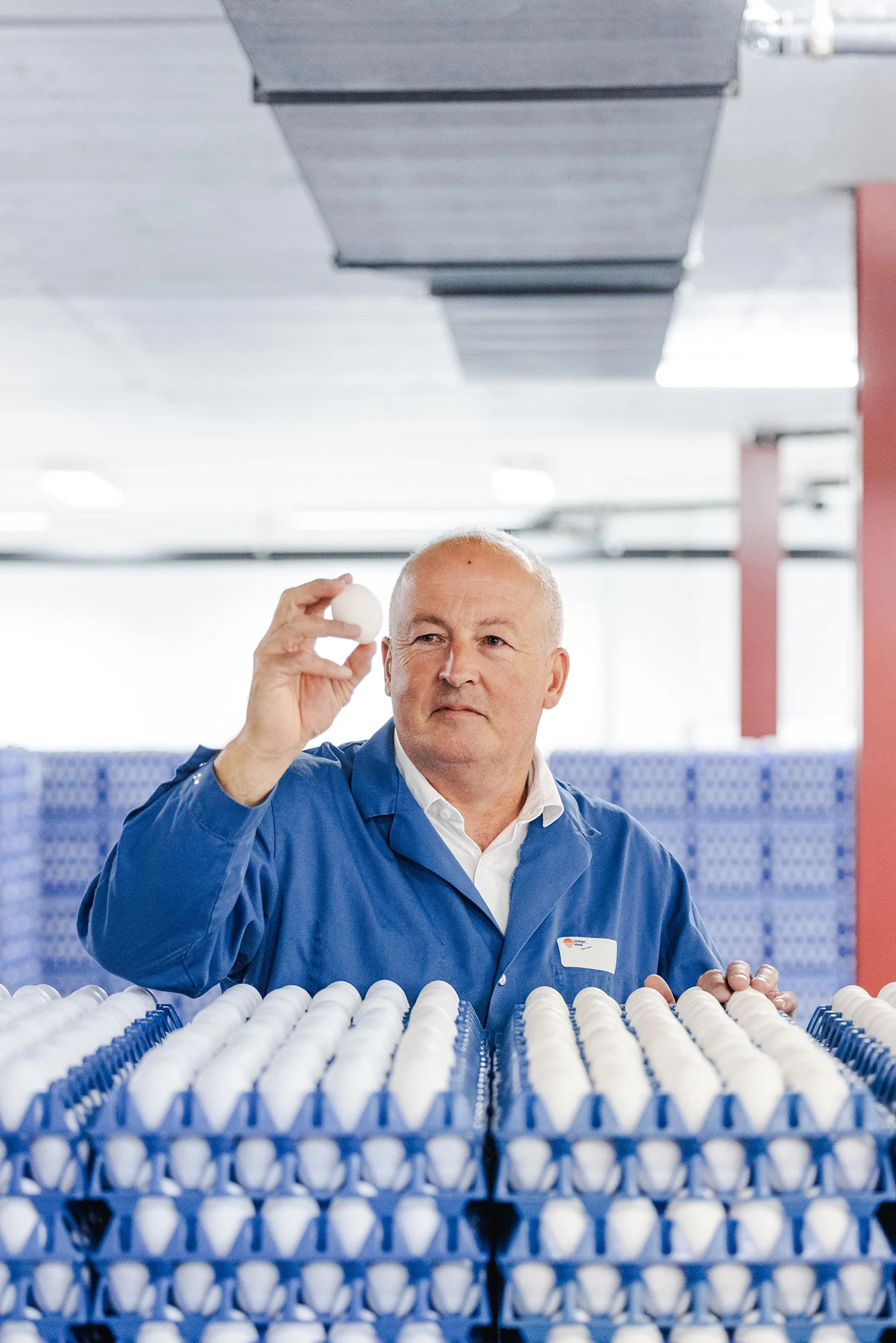 Vincent Genoud prüft eine Lieferung von Eiern