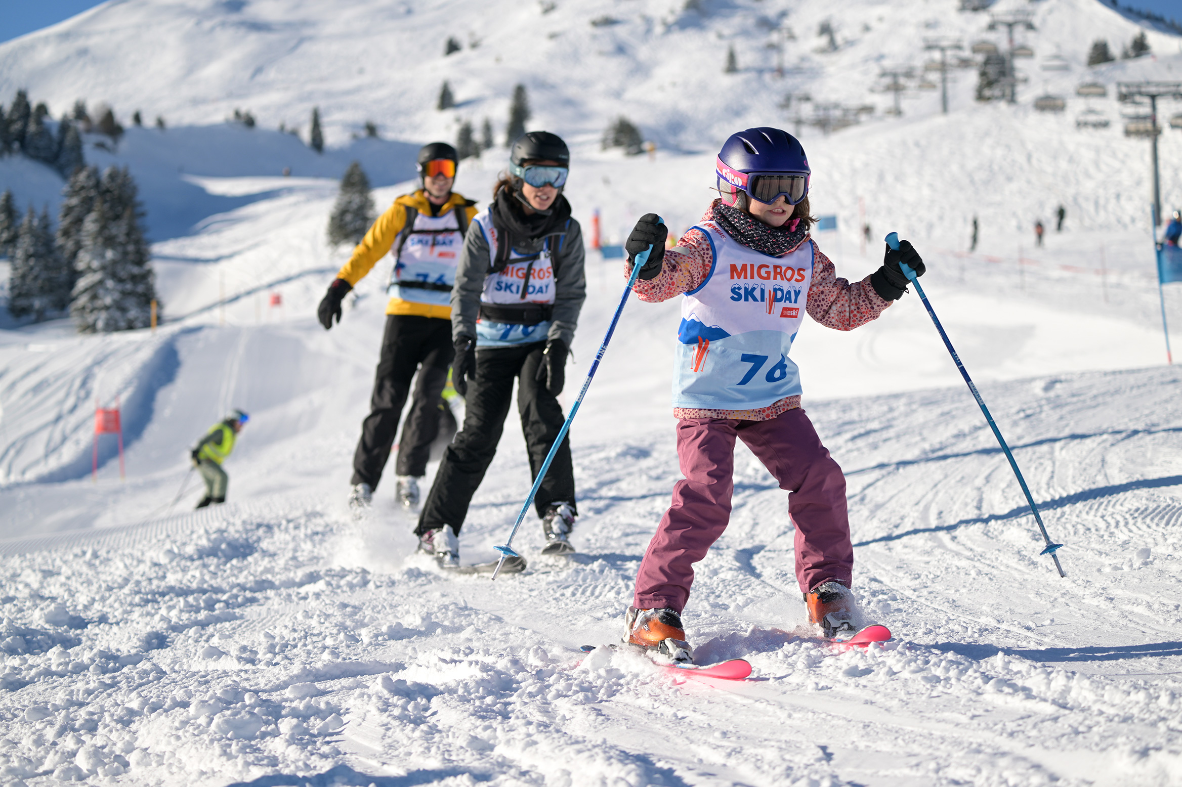 Eine Familie auf der Skipiste am Migros Ski Day in Flumserberg.