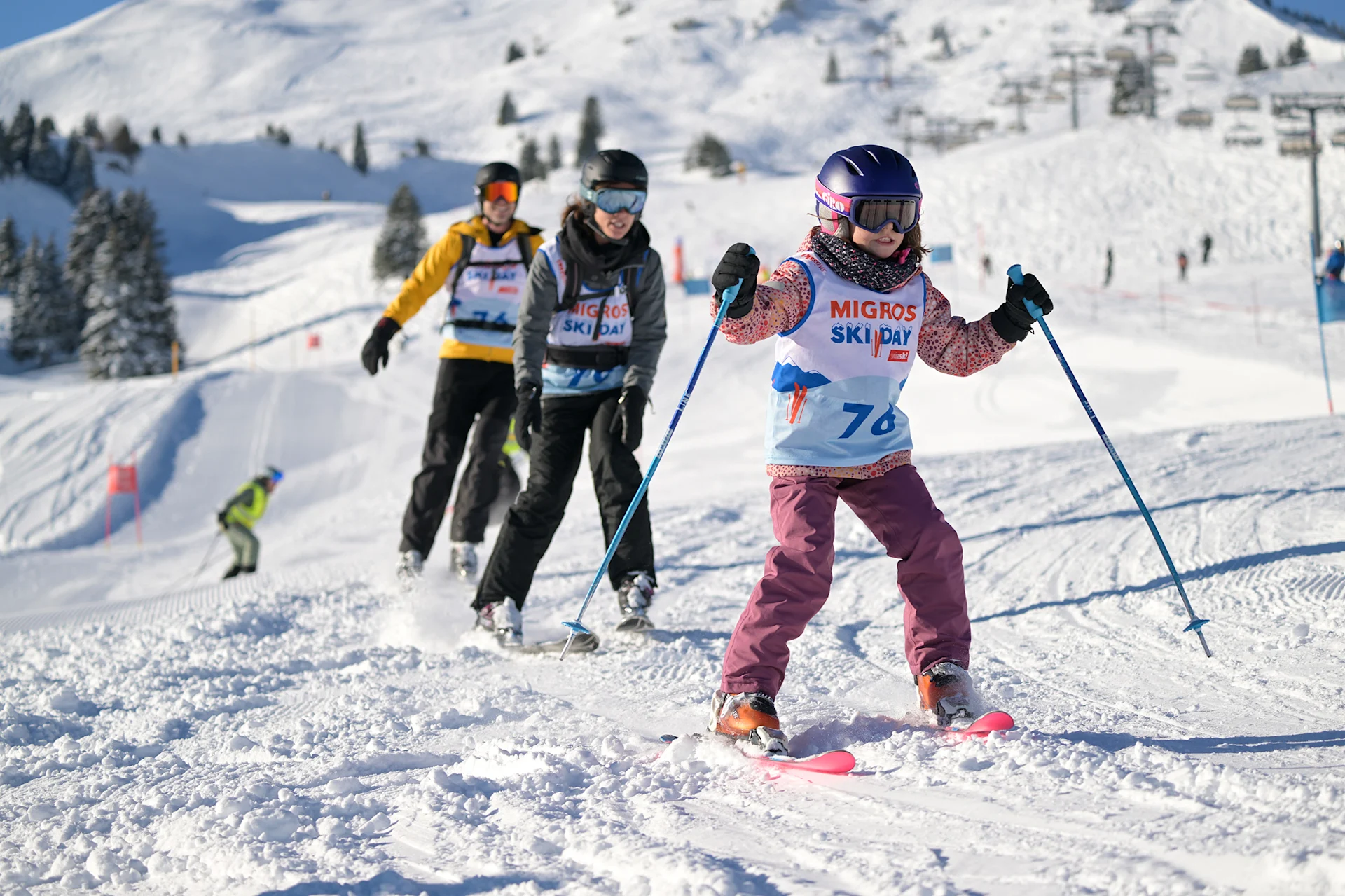 Eine Familie auf der Skipiste am Migros Ski Day in Flumserberg.