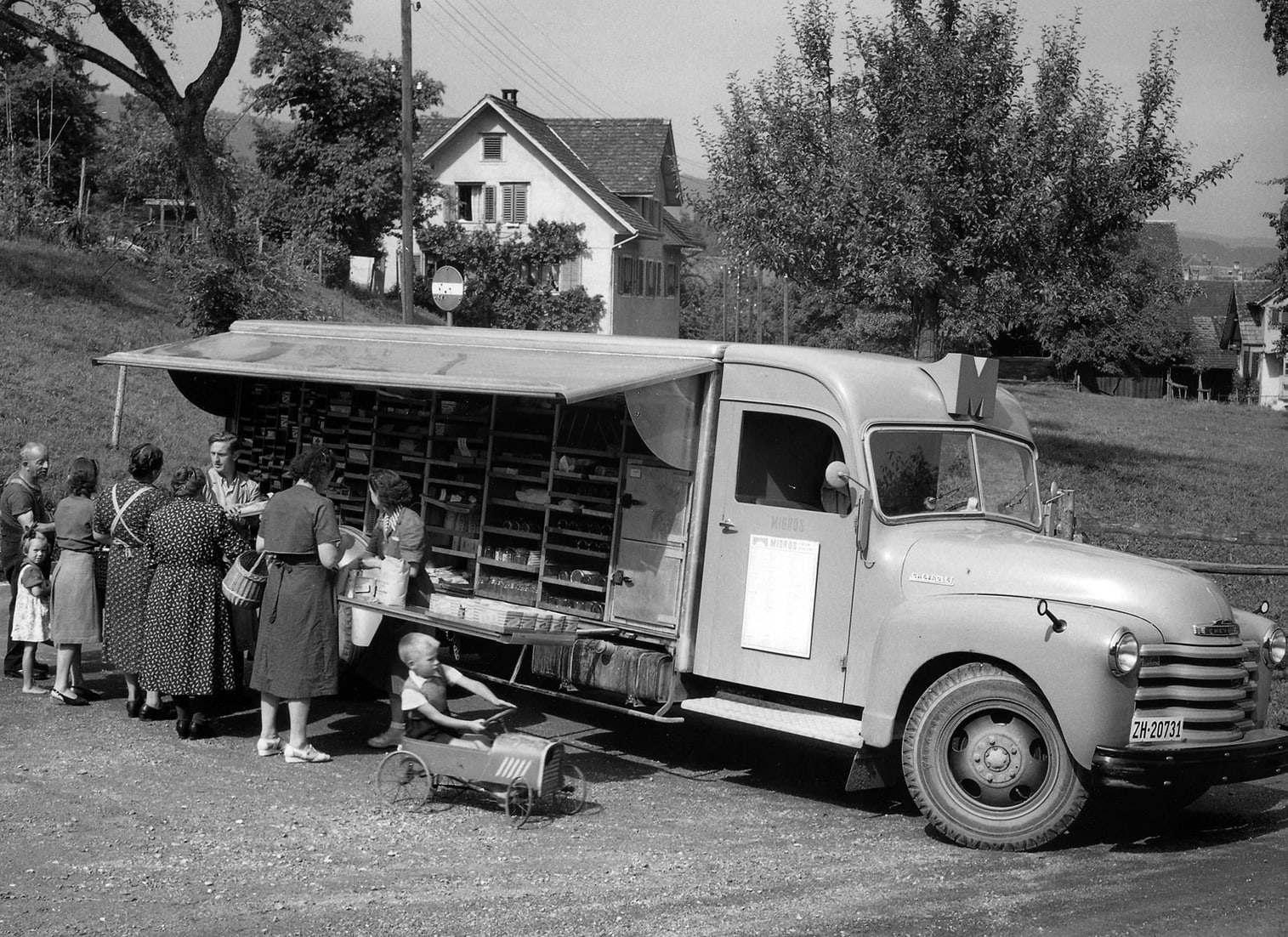 Sales situation at a Chevrolet sales van (1946).