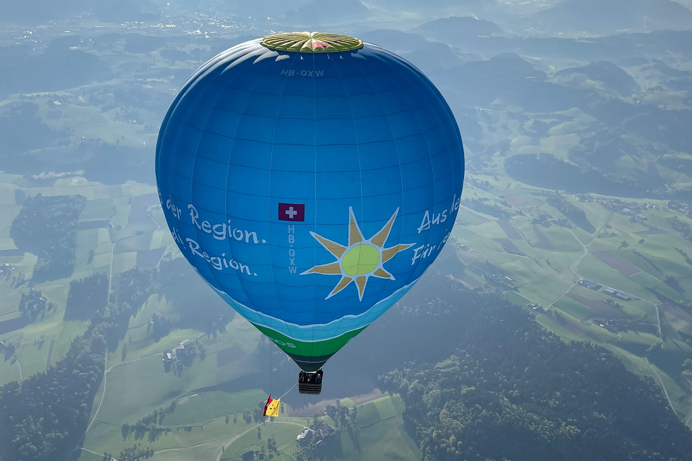 Hot air balloon with the logo “From the region. For the region.”
