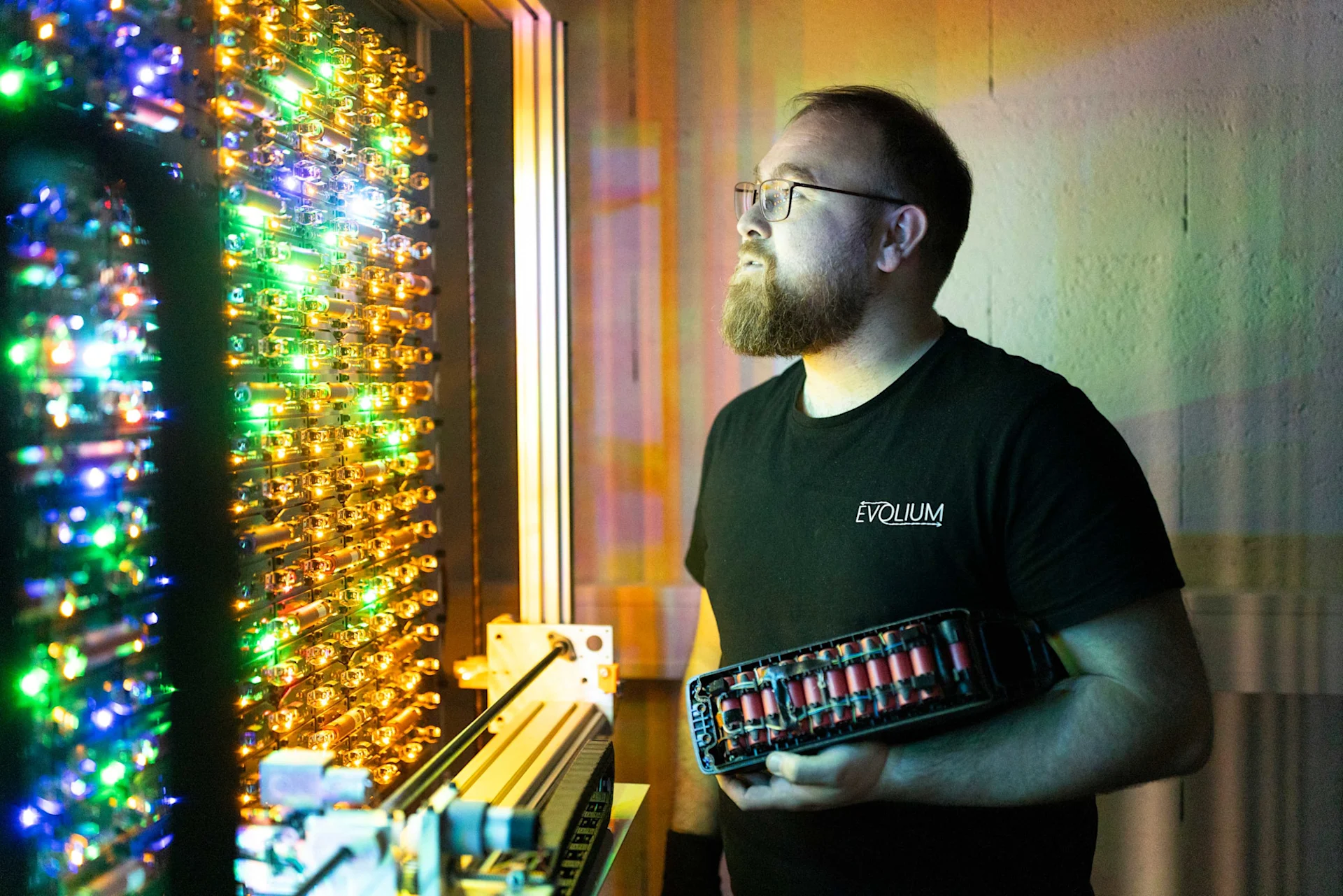 Un employé d'Evolium tient une batterie