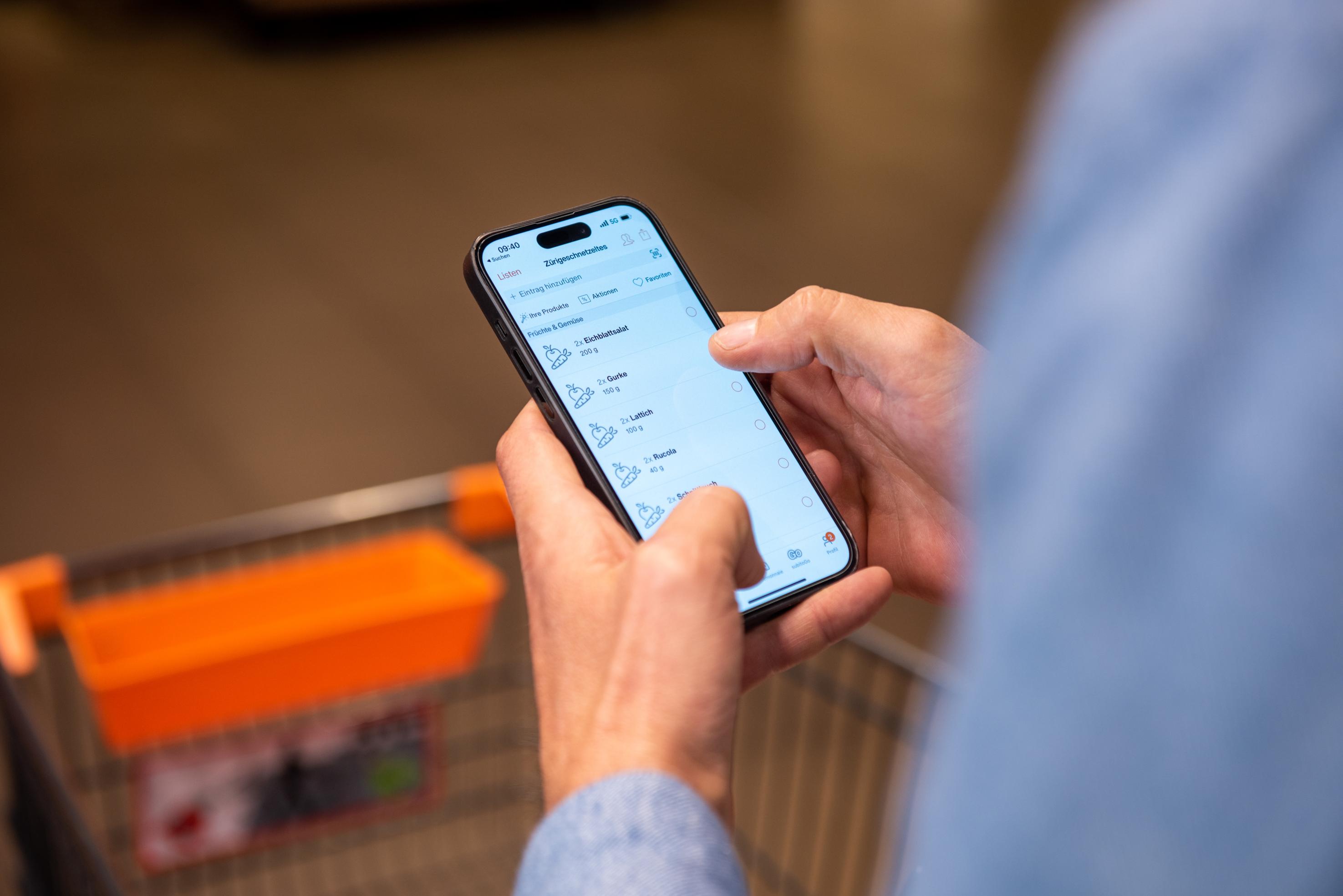 Philippe avvia una app sul cellulare