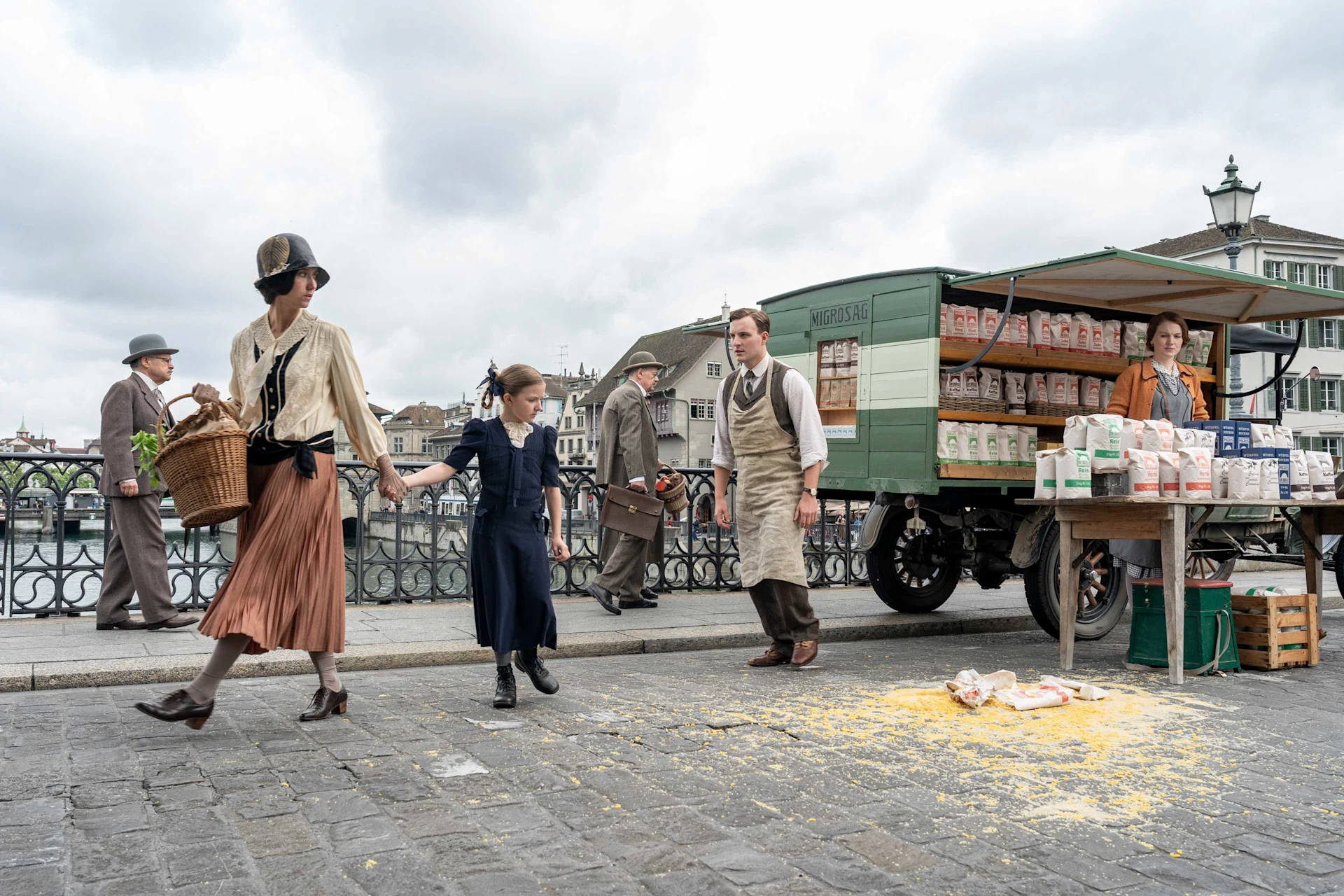 Scena tratta dallo spot pubblicitario sul Münsterbrücke. Sacchetti di carta rotti di pasta e riso giacciono sulla strada davanti al furgone. Dutti è infastidito.