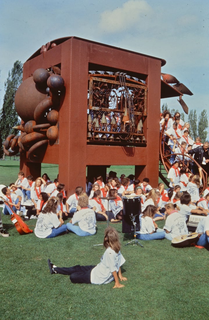 Amboss Bernhard Luginbühl: Zusammenkunft eines Vereins mit Musikinstrumenten