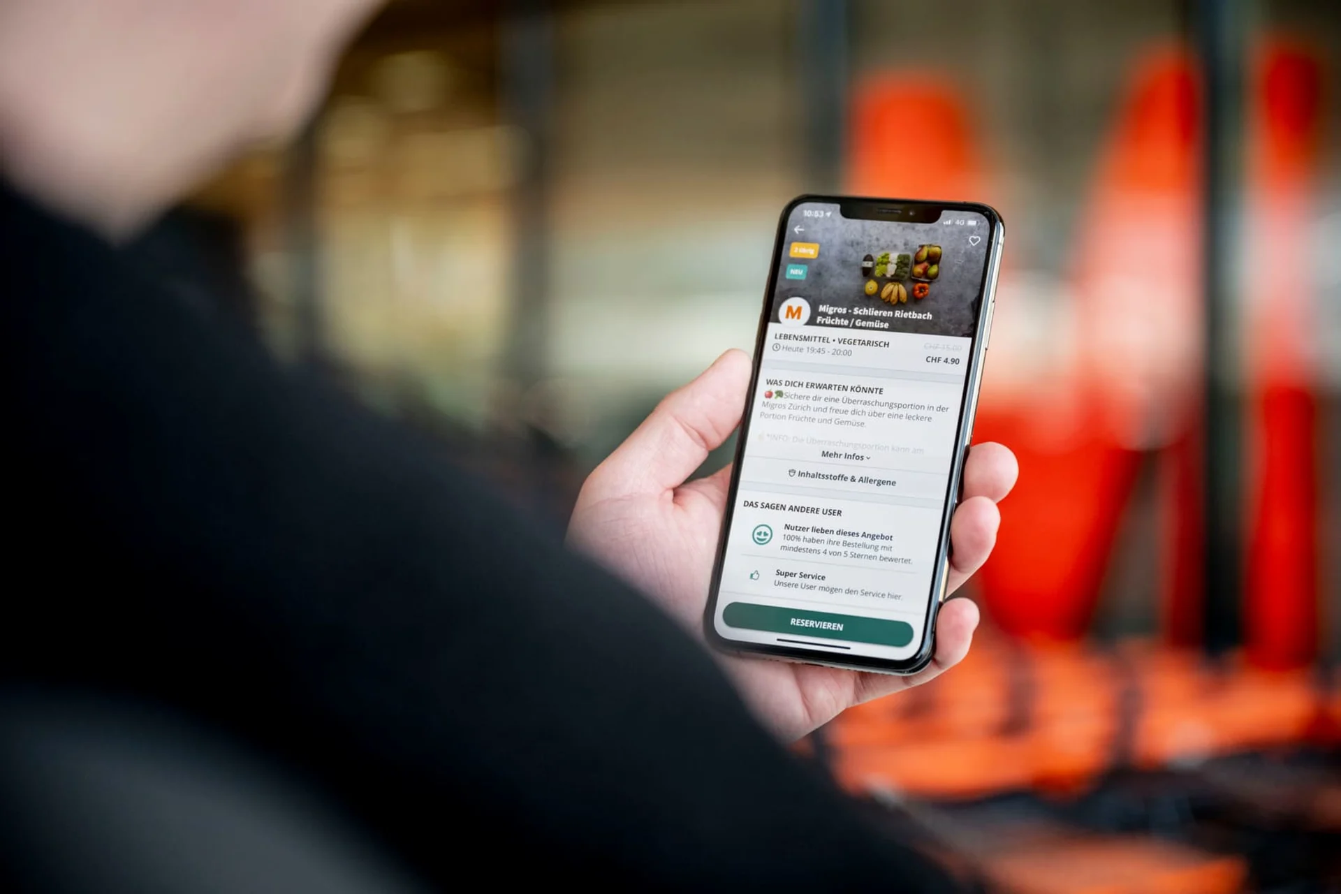 To good to go App auf einem Handy, im Hintergrund ein oranges M