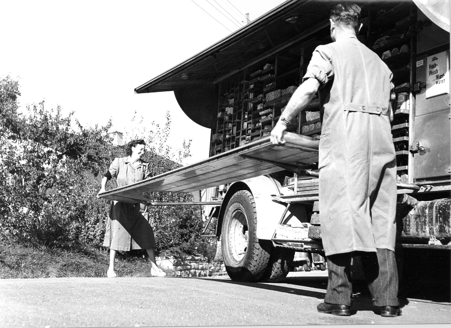 5-MGB-Fahrzeuge-Verkaufswagen-1939-klappe-runter-gehilfin