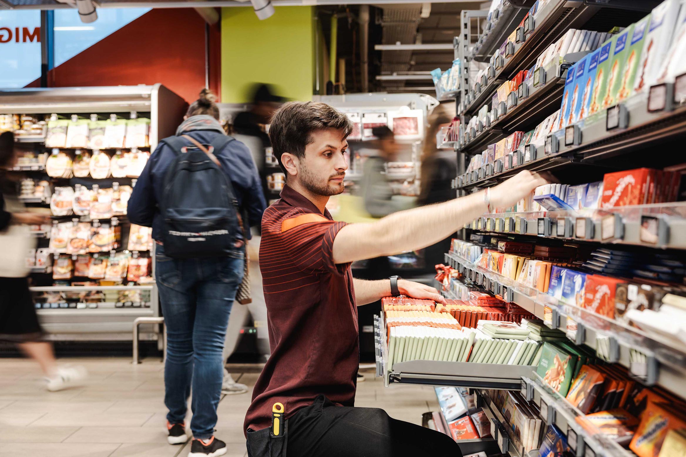 Marlon Vannuchi nel reparto alimentari della Migros a Ginevra