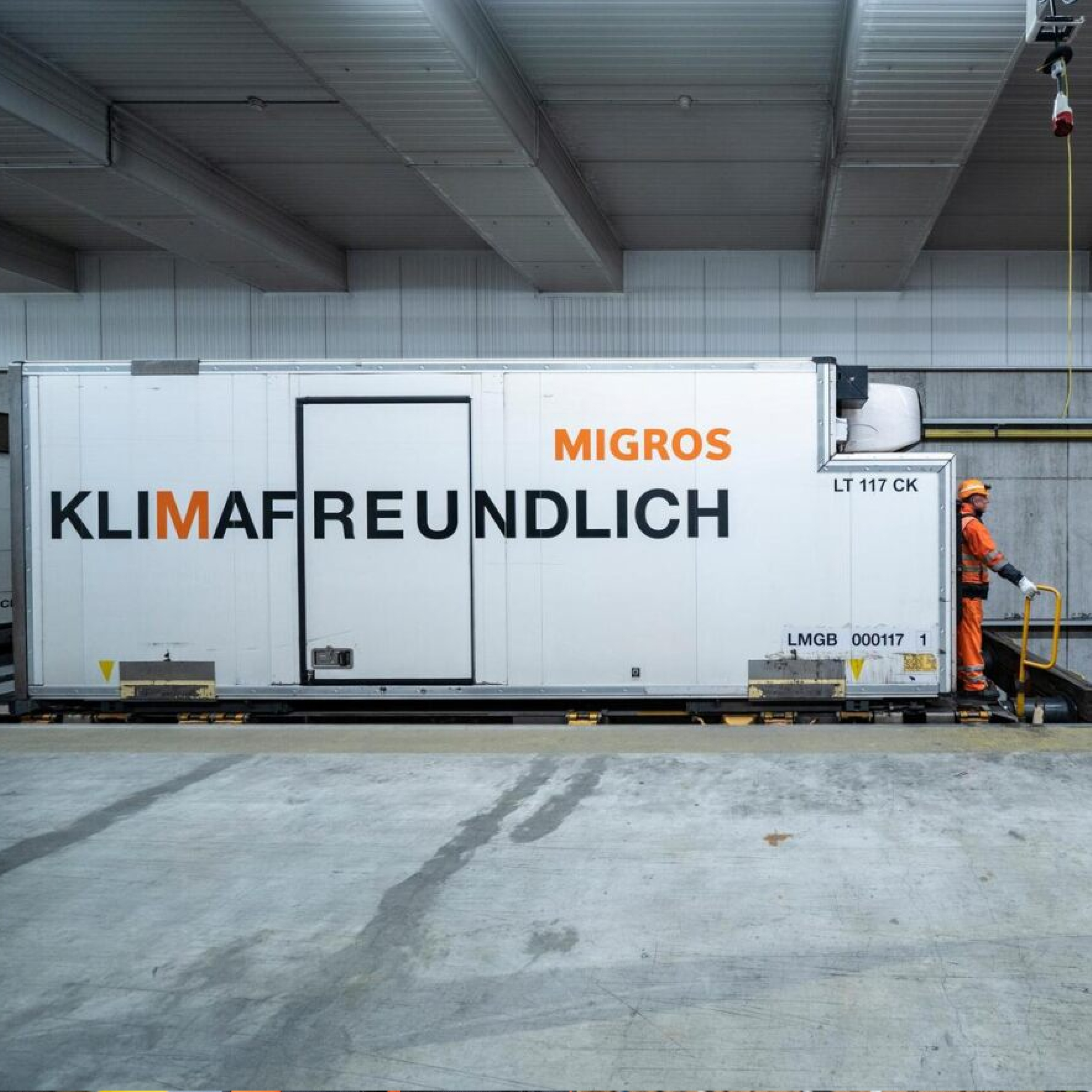 Un carro merci con la scritta "Amico del clima"