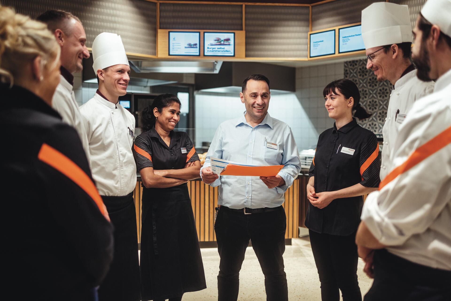Il team di un ristorante Migros durante una riunione.