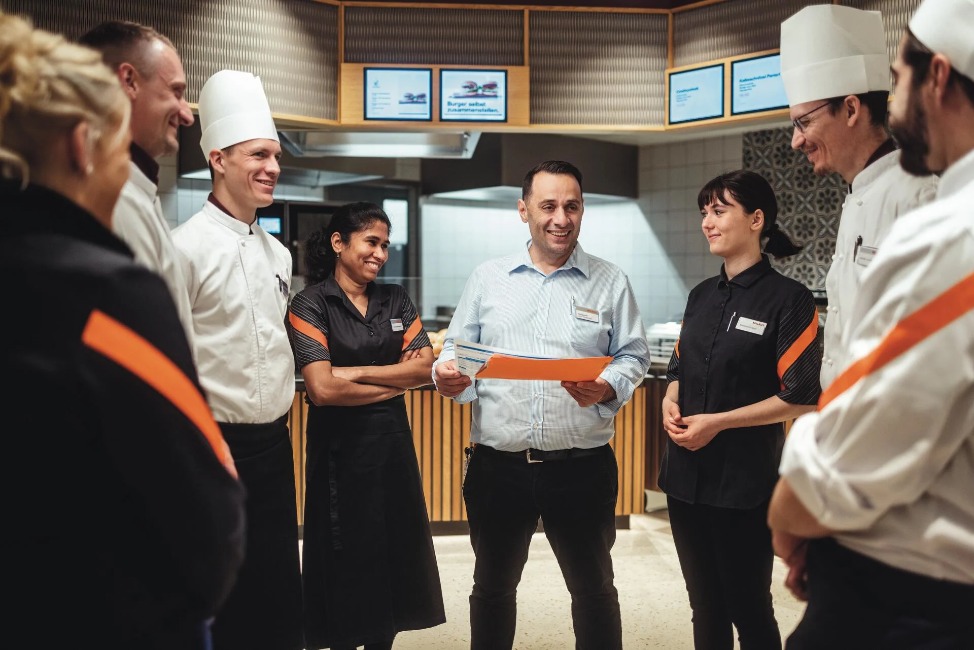 Une équipe de restaurant Migros en réunion.