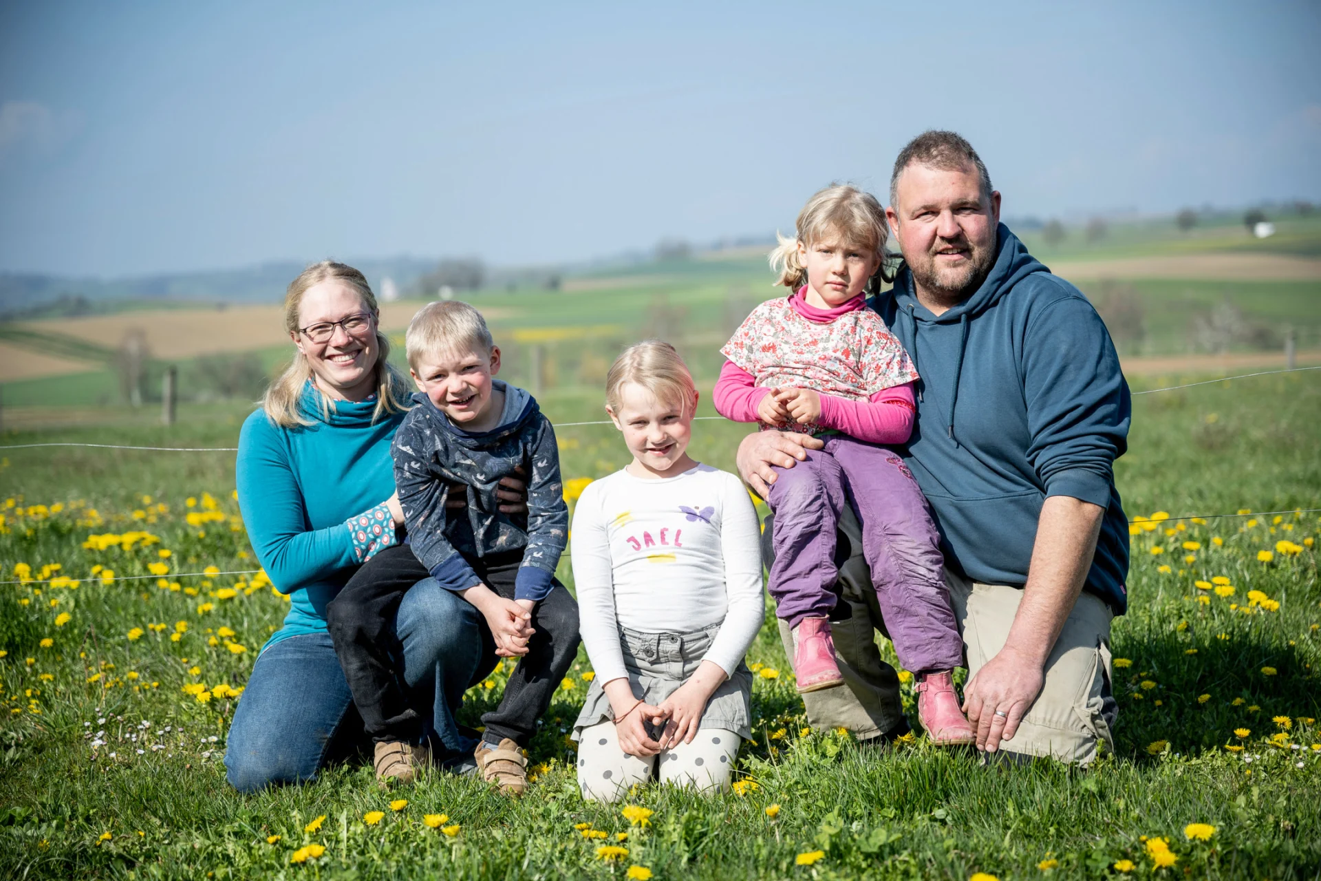 Die Bauernfamilie Anno und Margrith Lutke Schipholt zusammen mit ihren drei Kindern