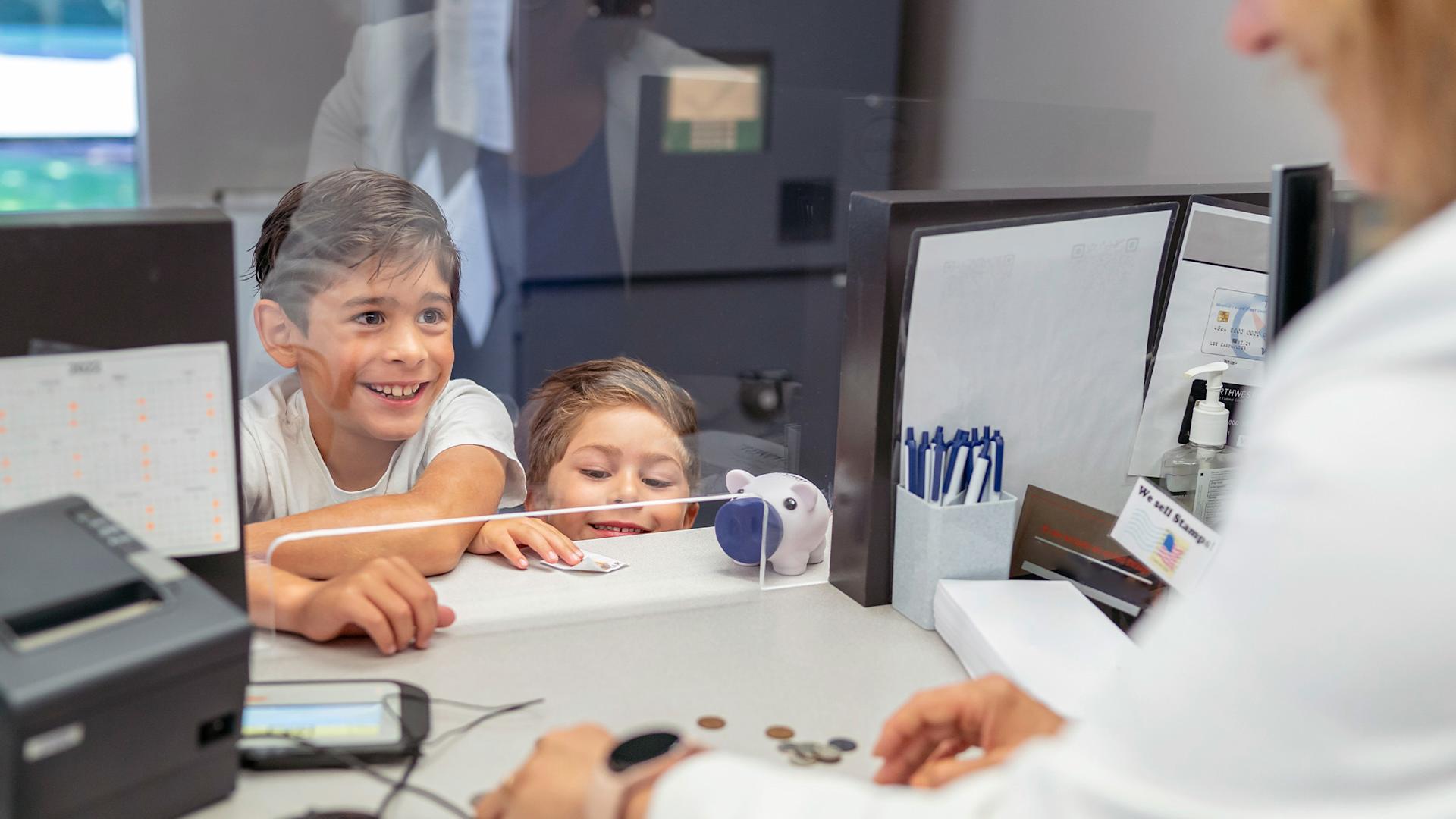 Kinder am Bankschalter