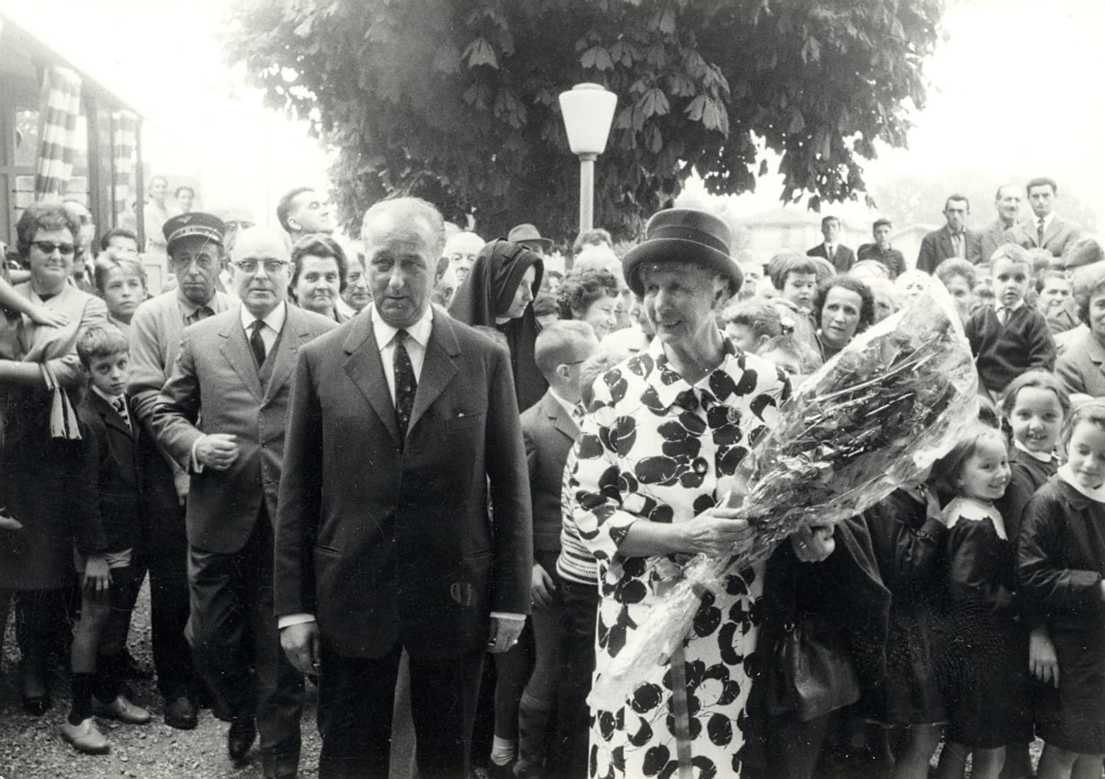 Adele Duttweiler wird herzlich empfangen (1963).  [MGB_Dok_Fo_139397]