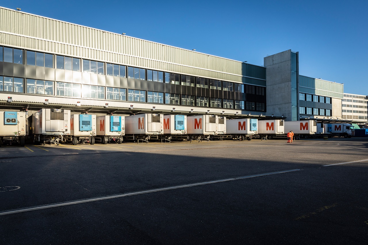 Lastwagenanhänger stehen vor der Betriebszentrale Schönbühl