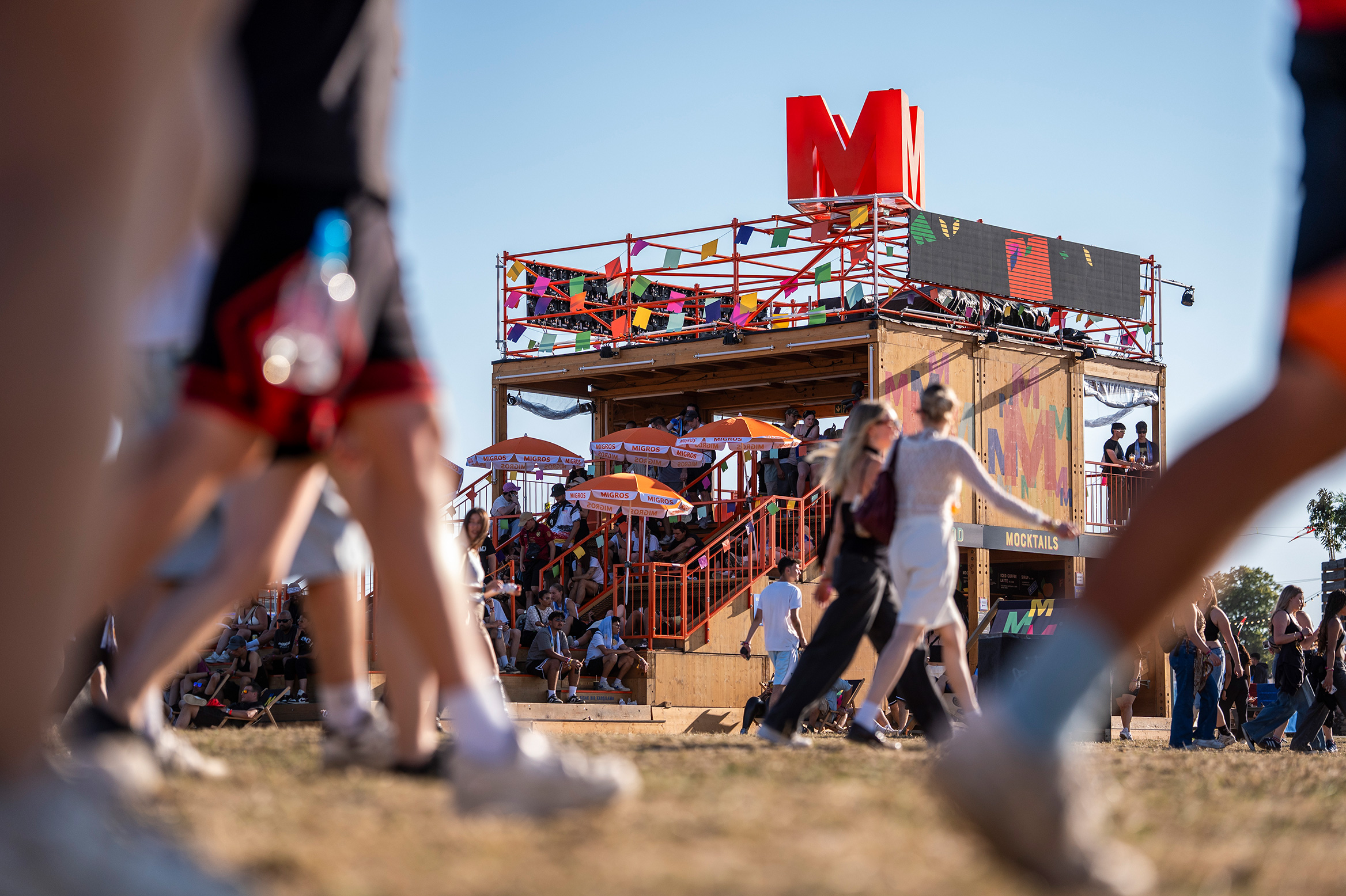 Young people are relaxing at the Migros stand at Openair Frauenfeld.