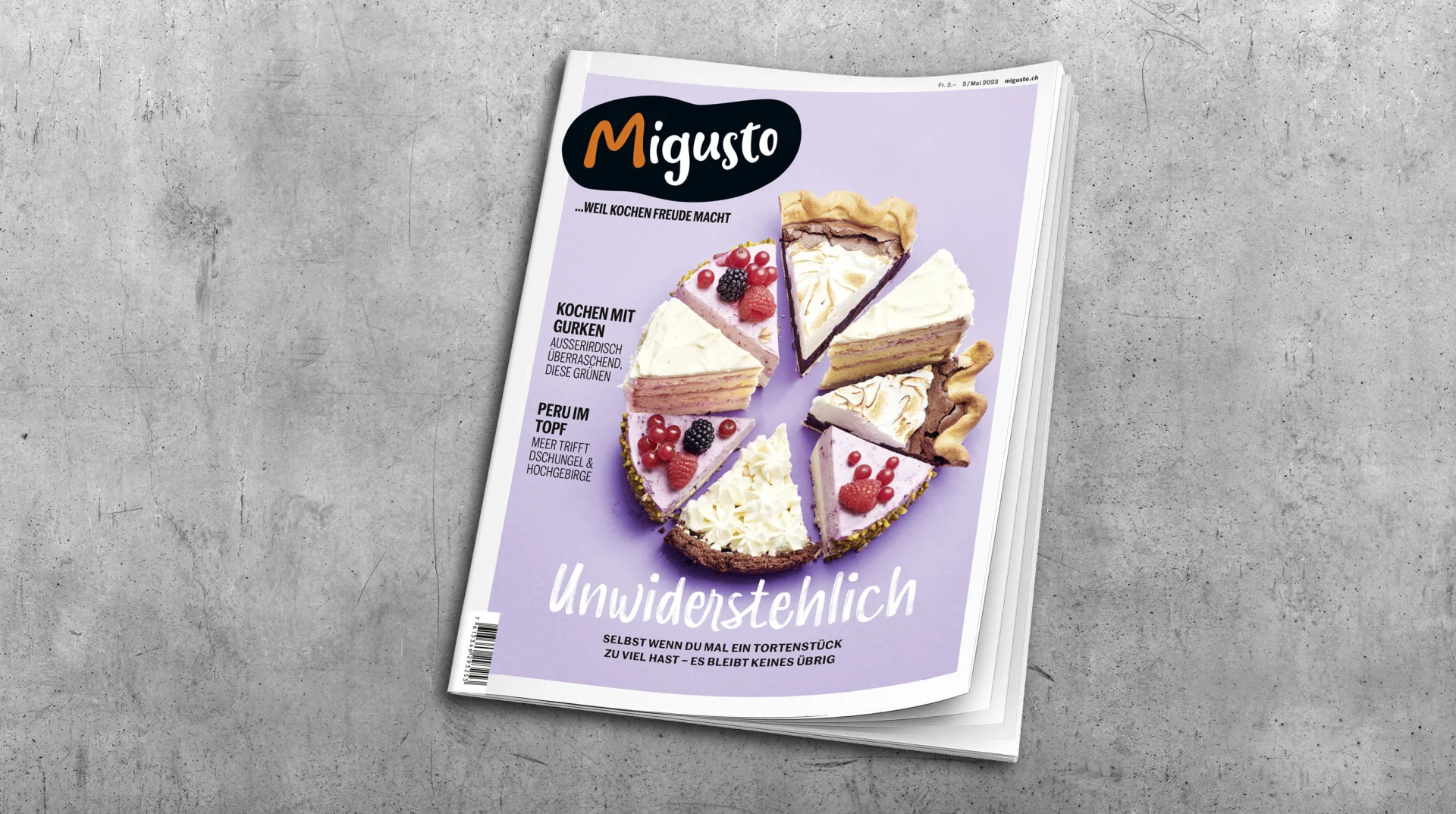 Un numéro du magazine culinaire Migusto sur une table grise.