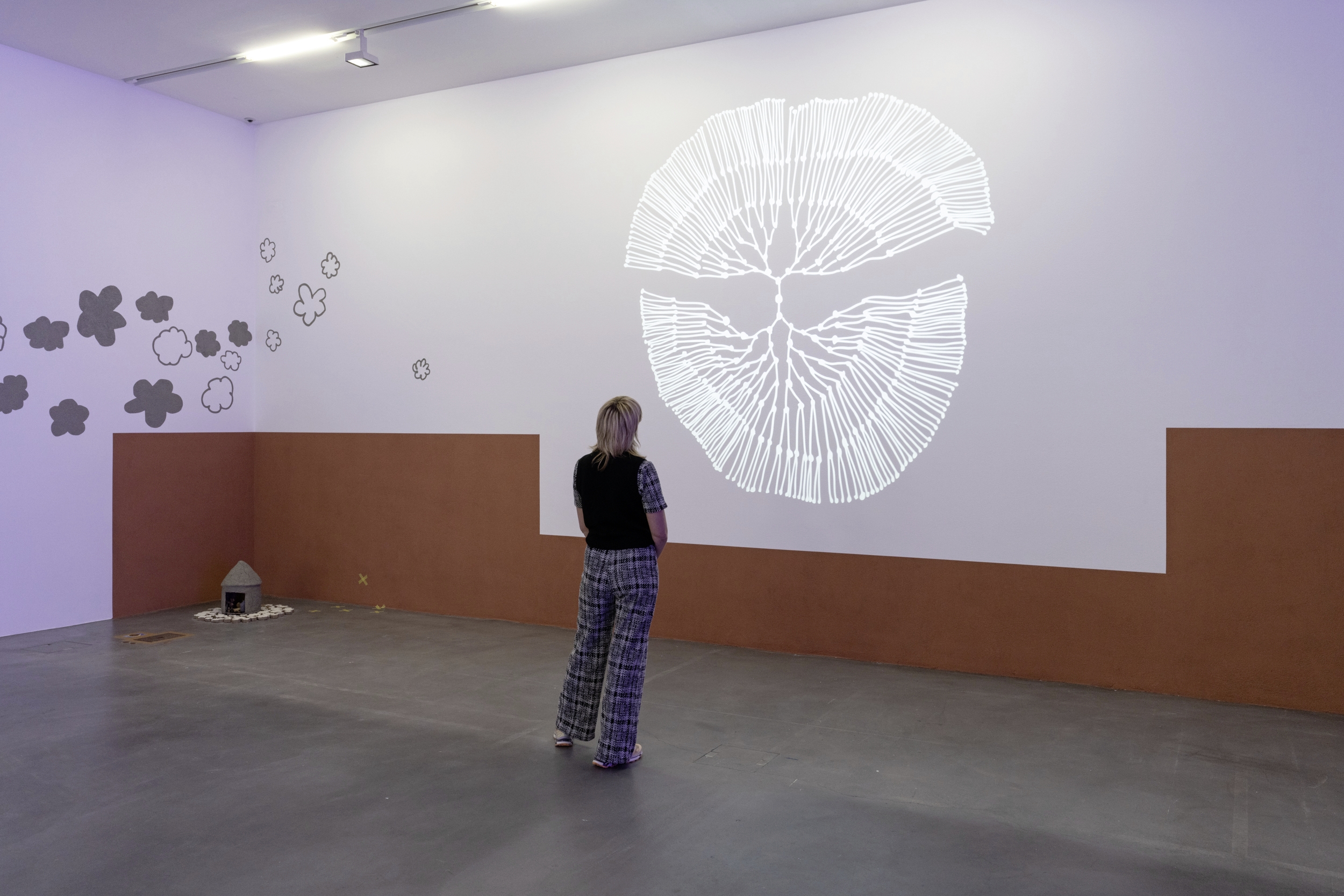 Une femme regarde une peinture murale au Musée Migros.