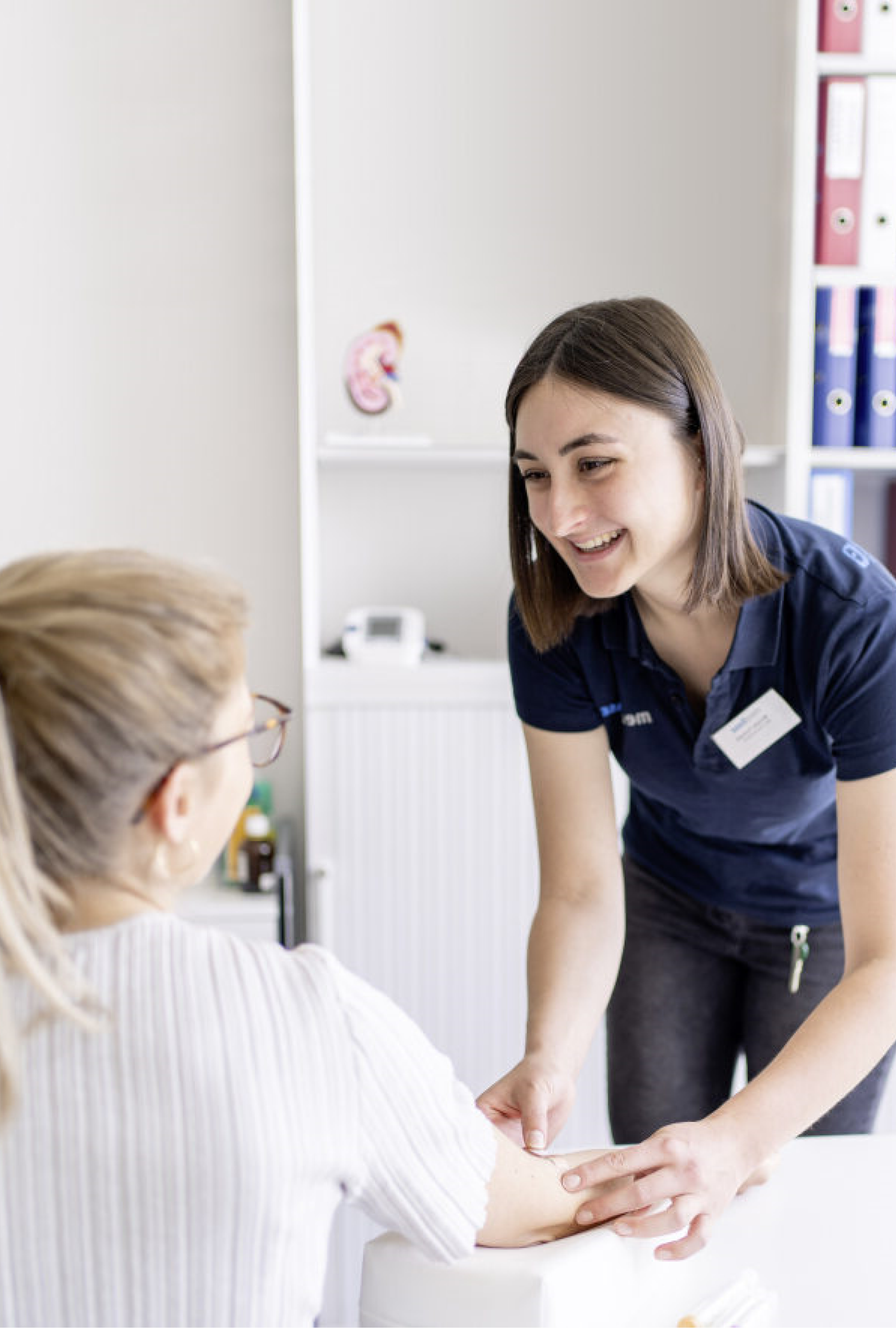 Une collaboratrice de Medbase lors de l'examen d'une cliente.