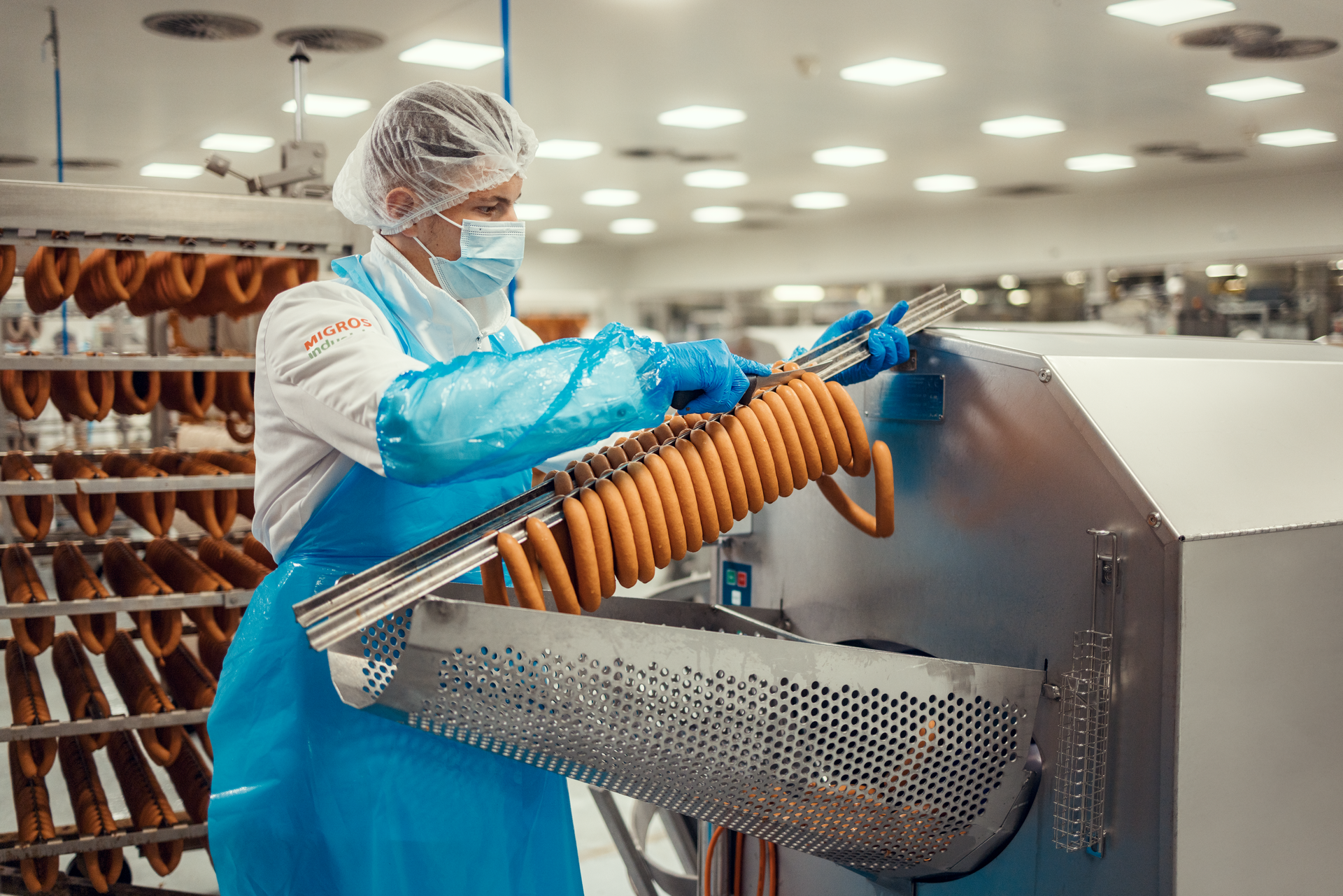 Un dipendente prepara le salsicce per il confezionamento