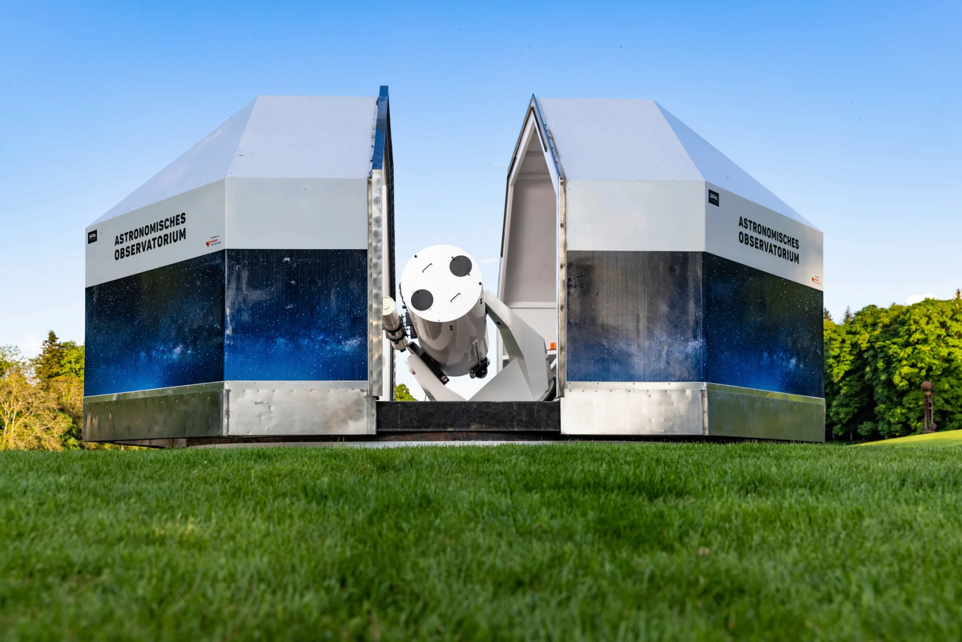Un osservatorio astronomico su un prato verde.