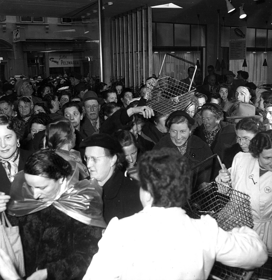 7-LU-MM-Hertensteinerstr-44-Menschenmenge-innen_181