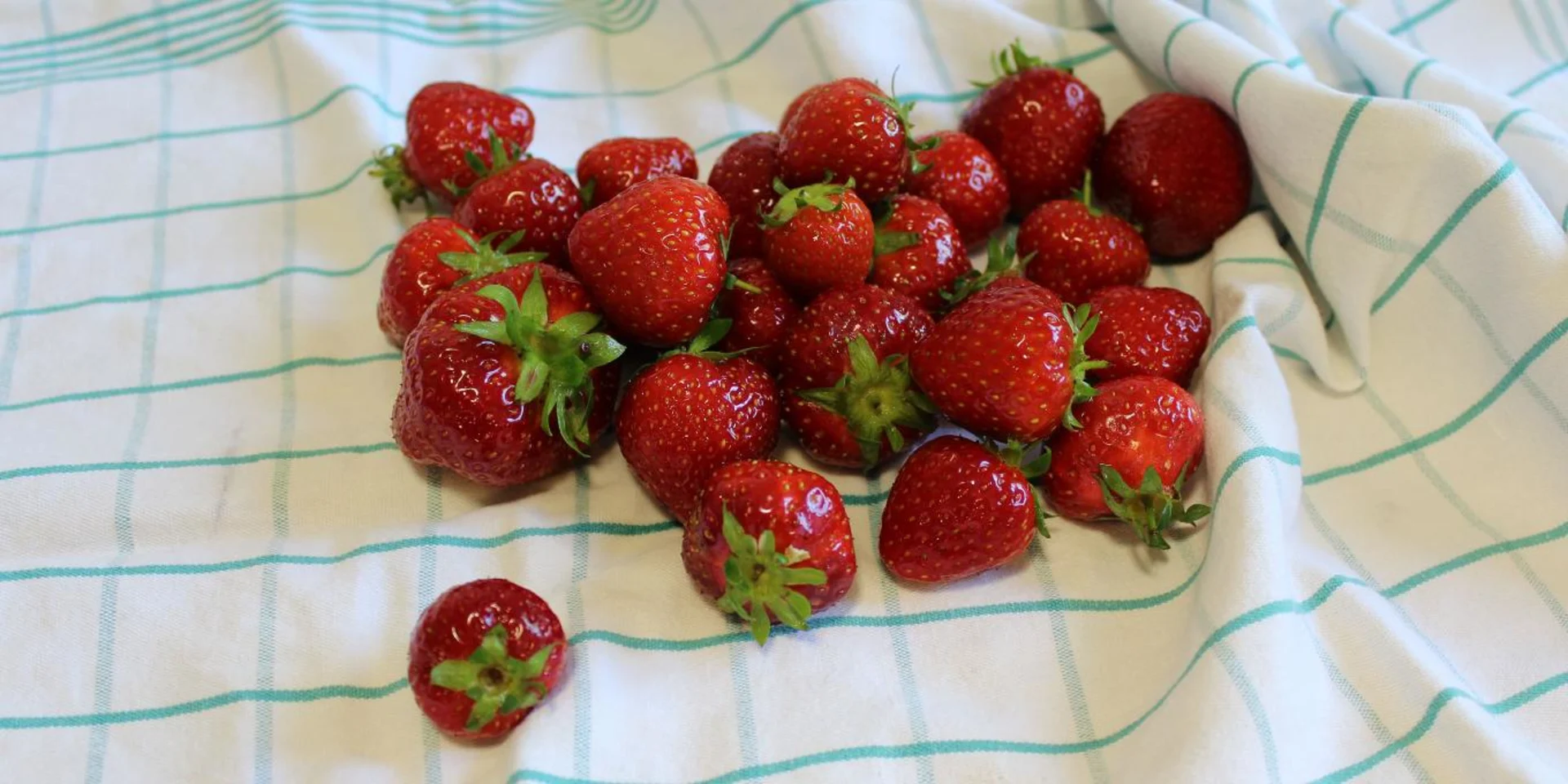 Dry the strawberries in a kitchen towel