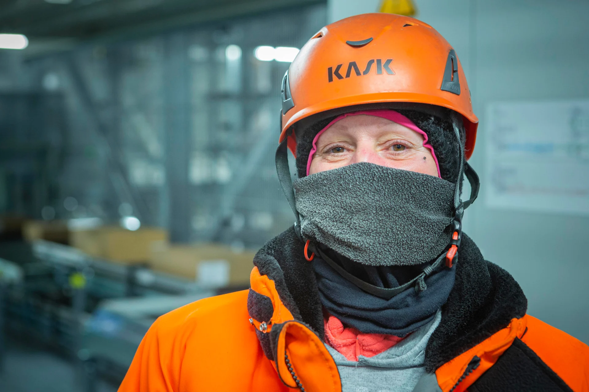 Grazie ai diversi strati e a speciali indumenti di protezione, Claudia Sollberger resiste al freddo.