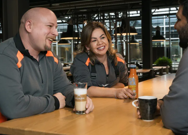 Two Migros employees - one female, one male - are on a coffee break.