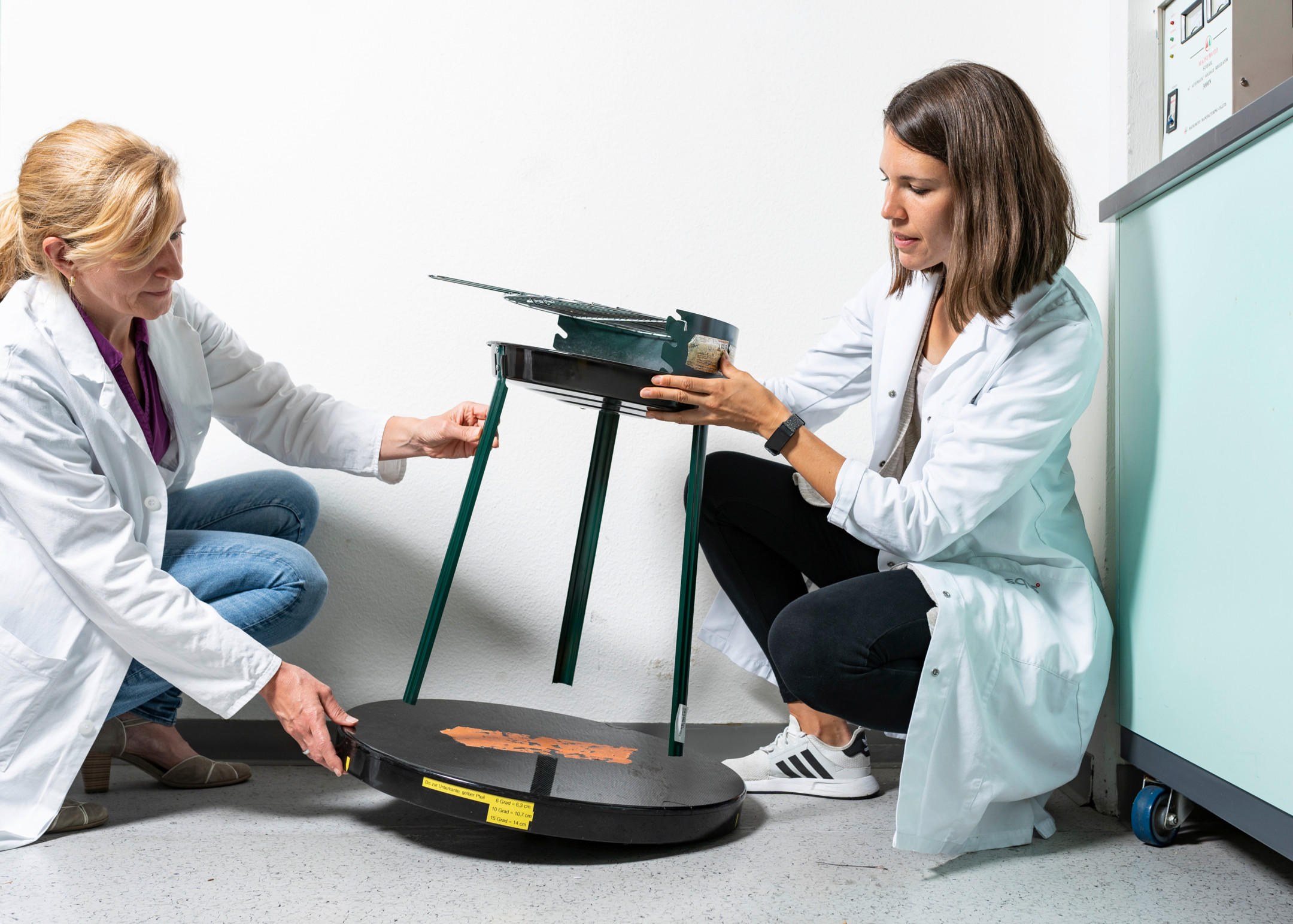 Nathalie Moravetz et Melanie Senti testent la stabilité d'un gril de camping.