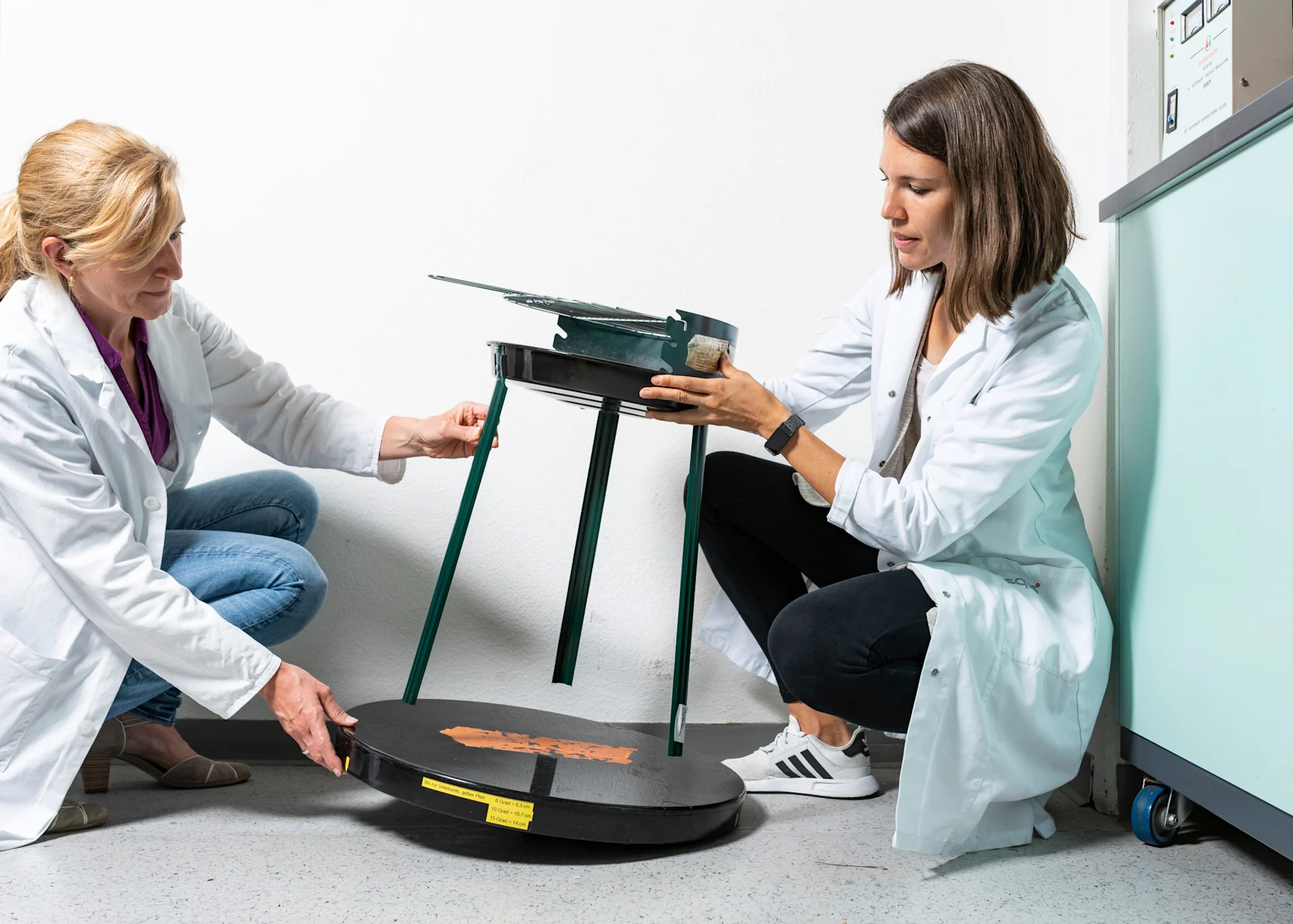Nathalie Moravetz und Melanie Senti testen die Stabilität eines Campinggrills.