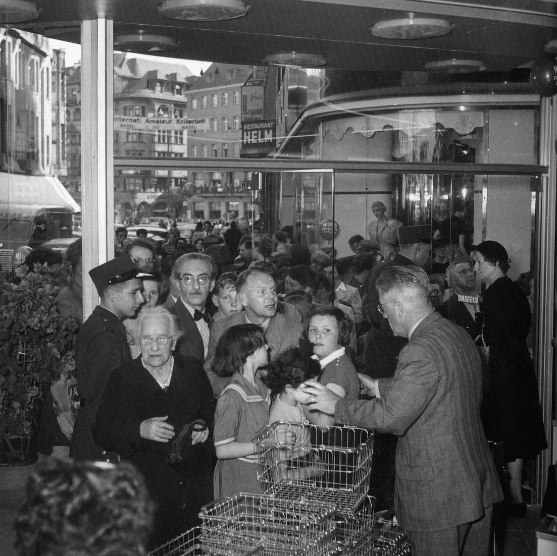 2-eisengasse--er_ffnung-publikum-basler-buch-s