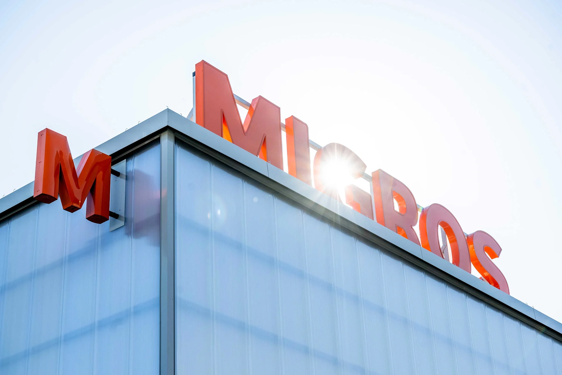 Il logo Migros sul tetto di una filiale Migros